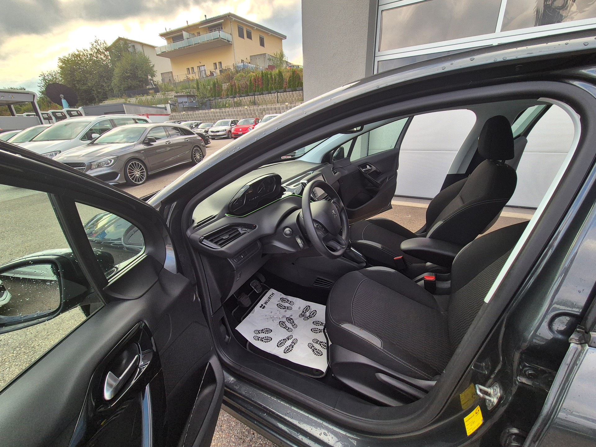 PEUGEOT 208 1.2 VTI Active-image-6