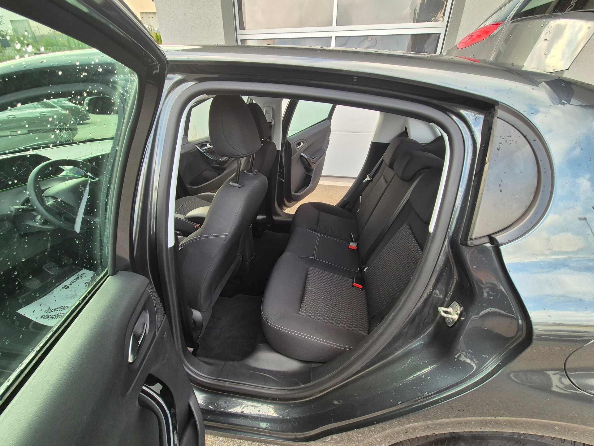 PEUGEOT 208 1.2 VTI Active-image-9