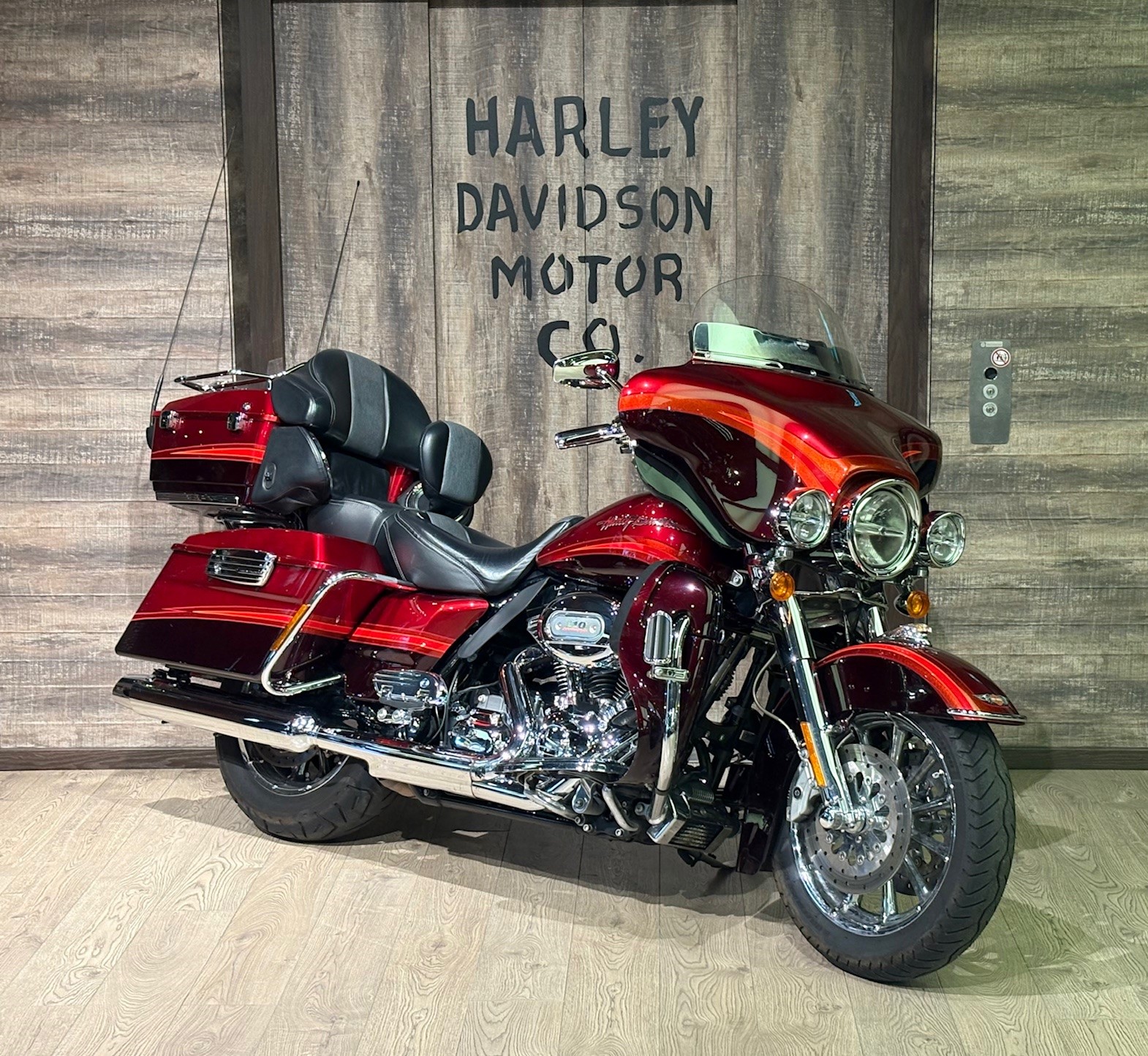 HARLEY-DAVIDSON FLHTCUSE4 Electra Glide Ultra Classic CVO ABS-showroom-element-1