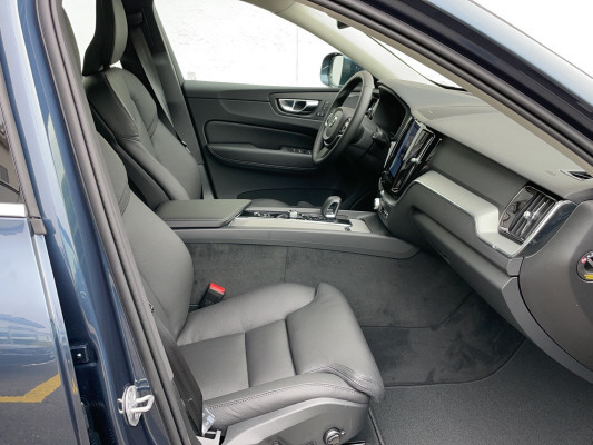 VOLVO XC60 B5 B AWD Plus Bright-image-4