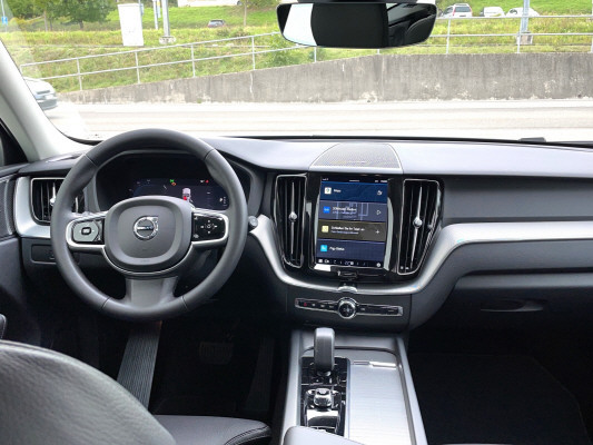 VOLVO XC60 B5 B AWD Plus Bright-image-5