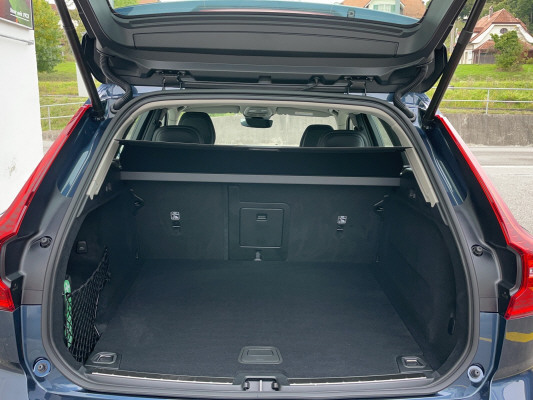 VOLVO XC60 B5 B AWD Plus Bright-image-10