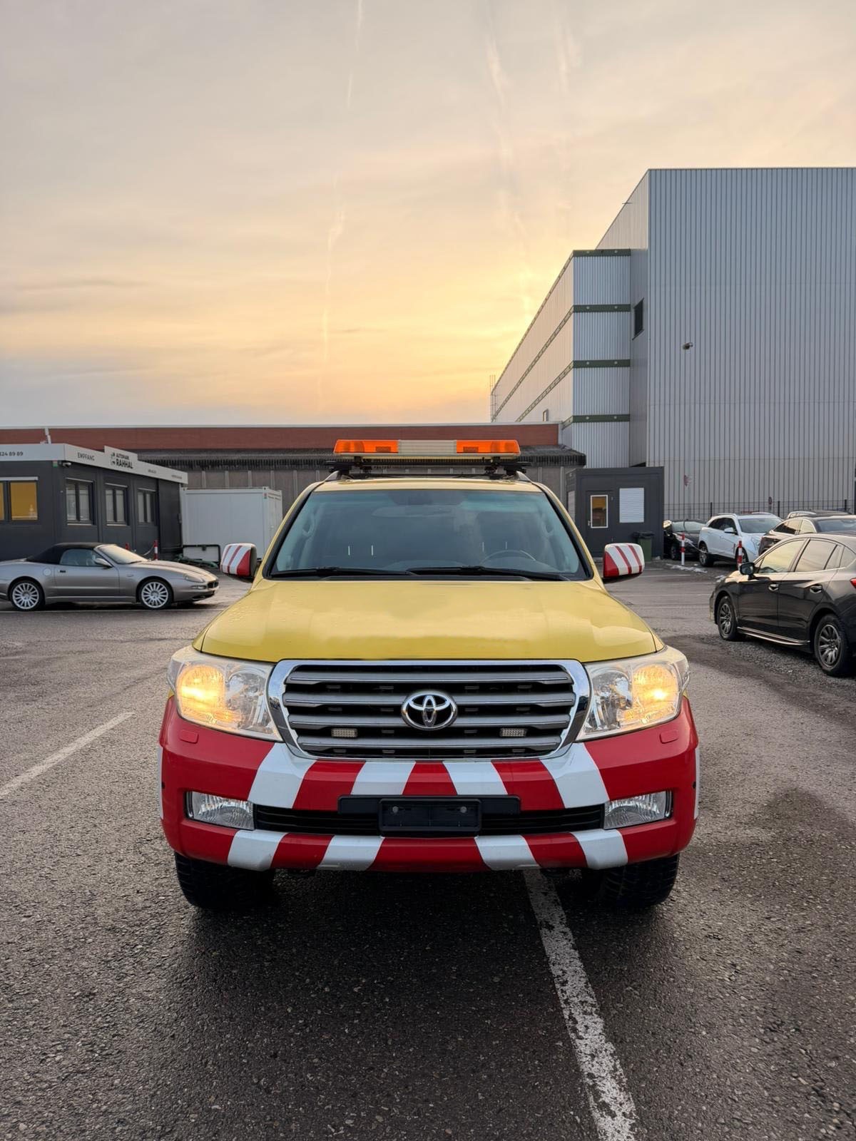 TOYOTA Land Cruiser V8 4.5 D-4D Linea Luna **6000 Kg (AHK)** original Farbe schwarz**-showroom-element-1