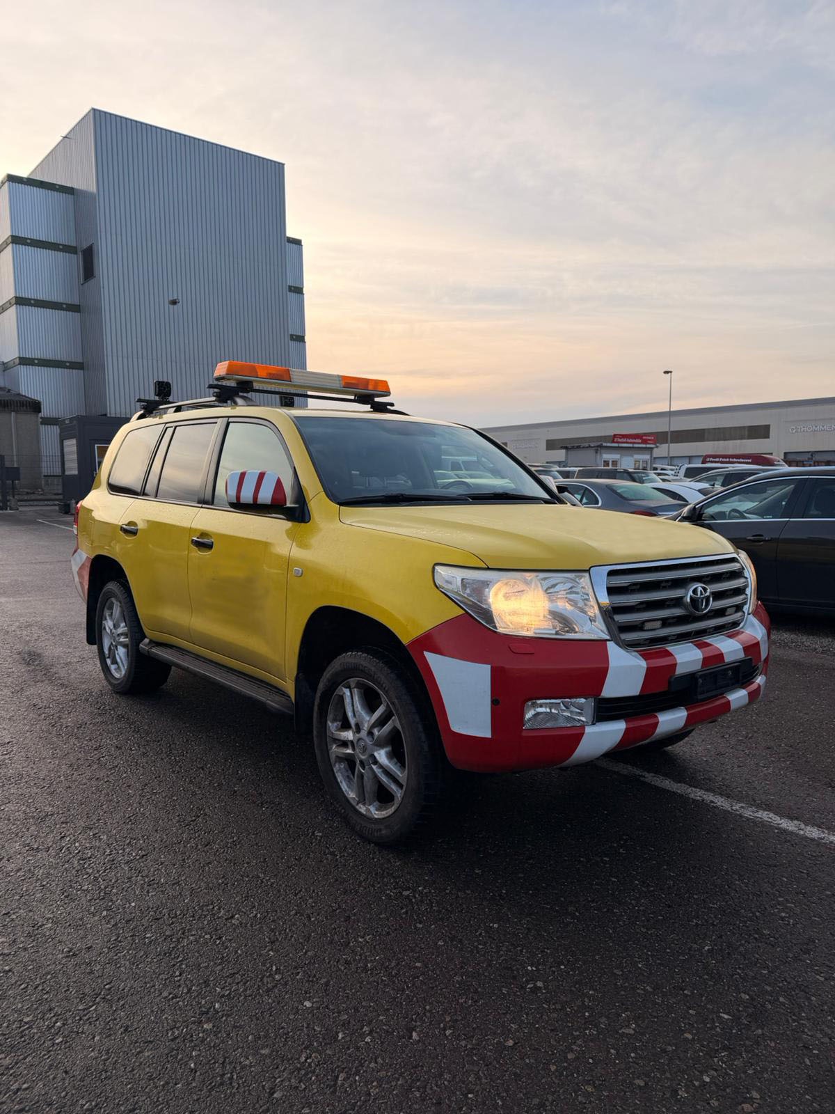 TOYOTA Land Cruiser V8 4.5 D-4D Linea Luna **6000 Kg (AHK)** original Farbe schwarz**-showroom-element-2