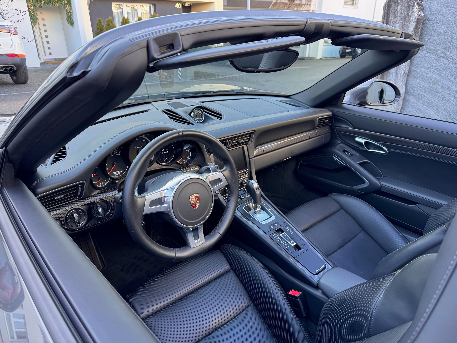 PORSCHE 911 Turbo S Cabrio PDK-image-19