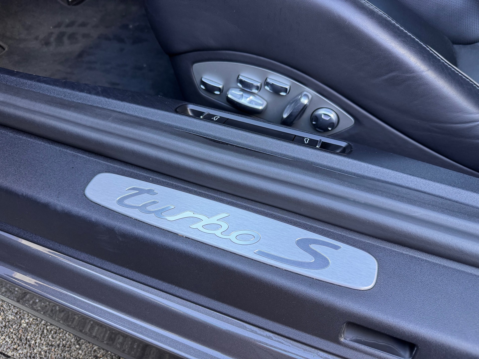 PORSCHE 911 Turbo S Cabrio PDK-image-9