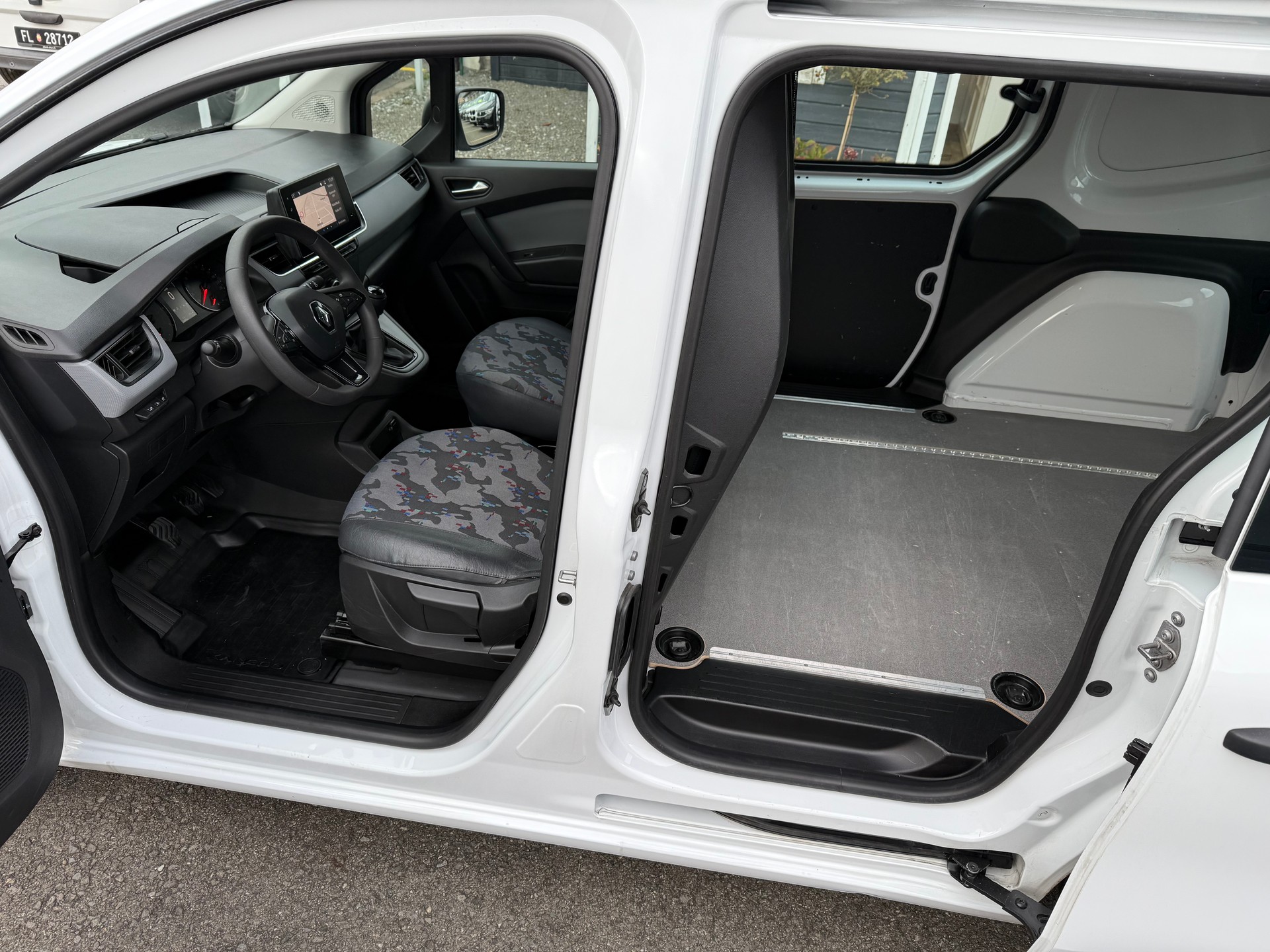 RENAULT Kangoo Van 1.5 dCi Standard 95 Extra * AHK *-image-11