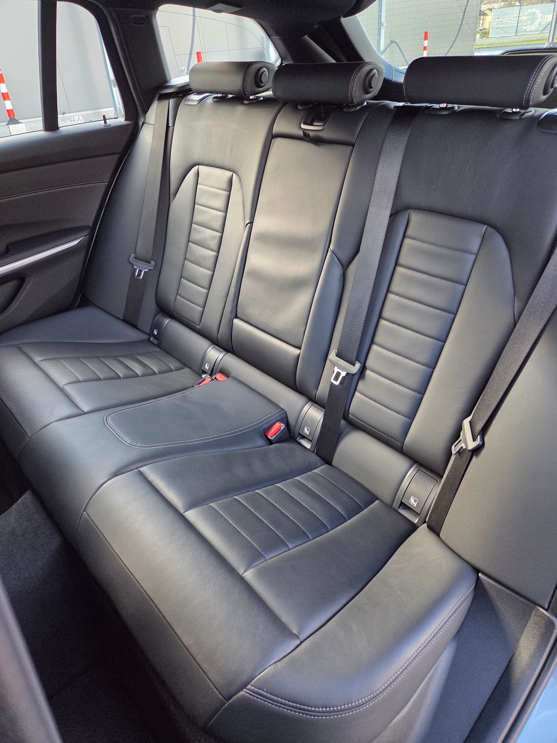 BMW 320d xDrive 48V Touring Steptronic M Sport-image-10