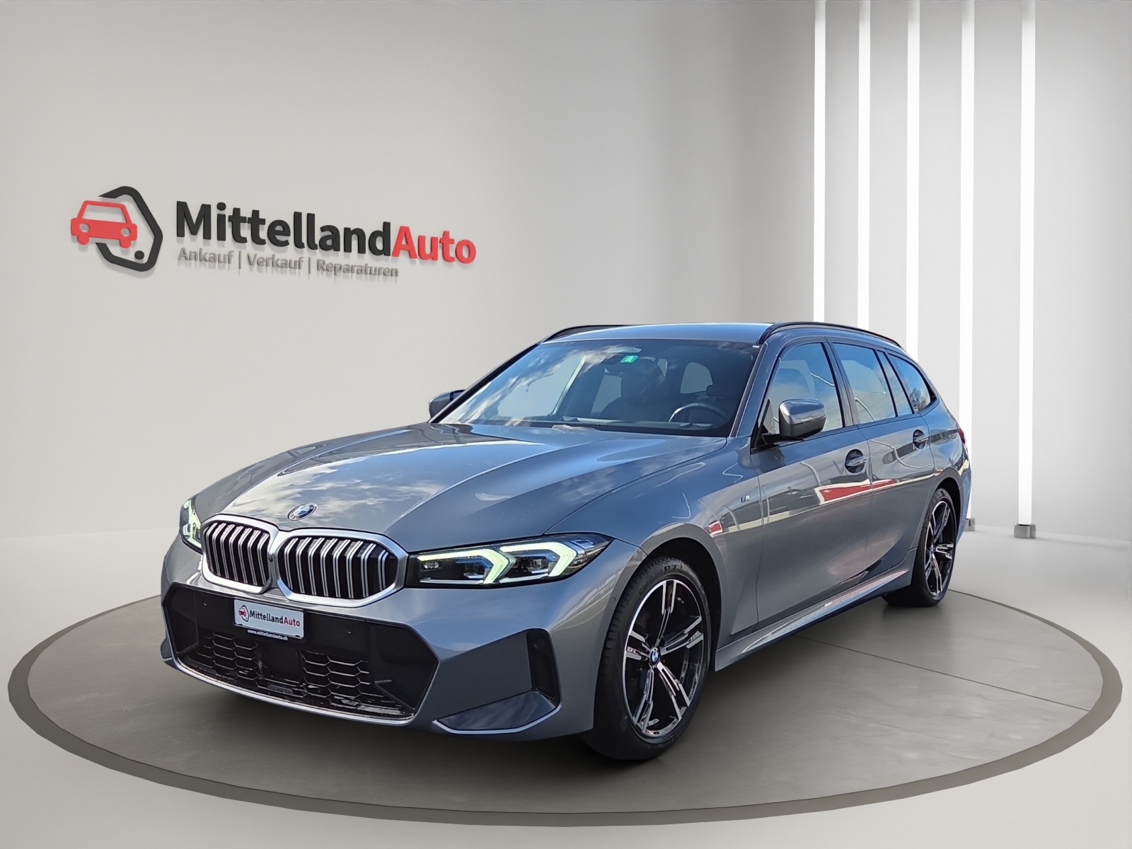 BMW 320d xDrive 48V Touring Steptronic M Sport-image-0