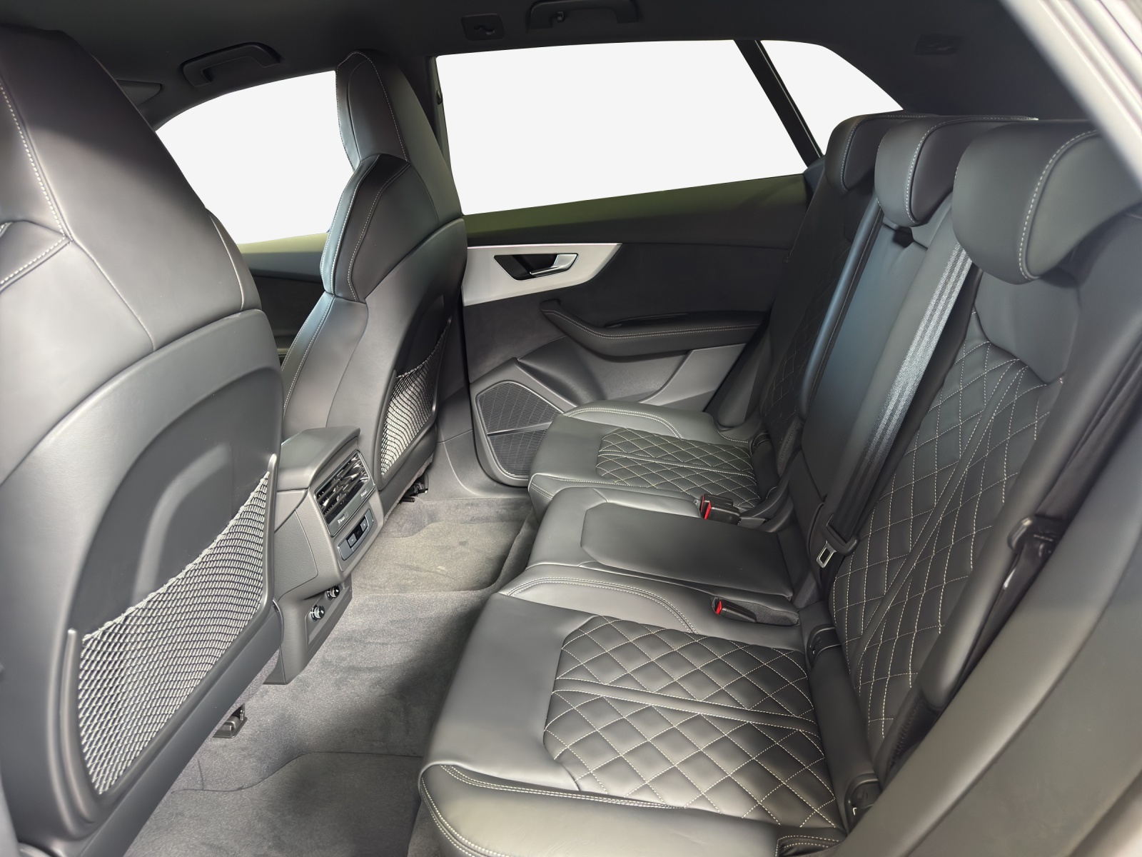 AUDI Q8 SUV TFSI e quattro 360 kW tiptronic-image-11