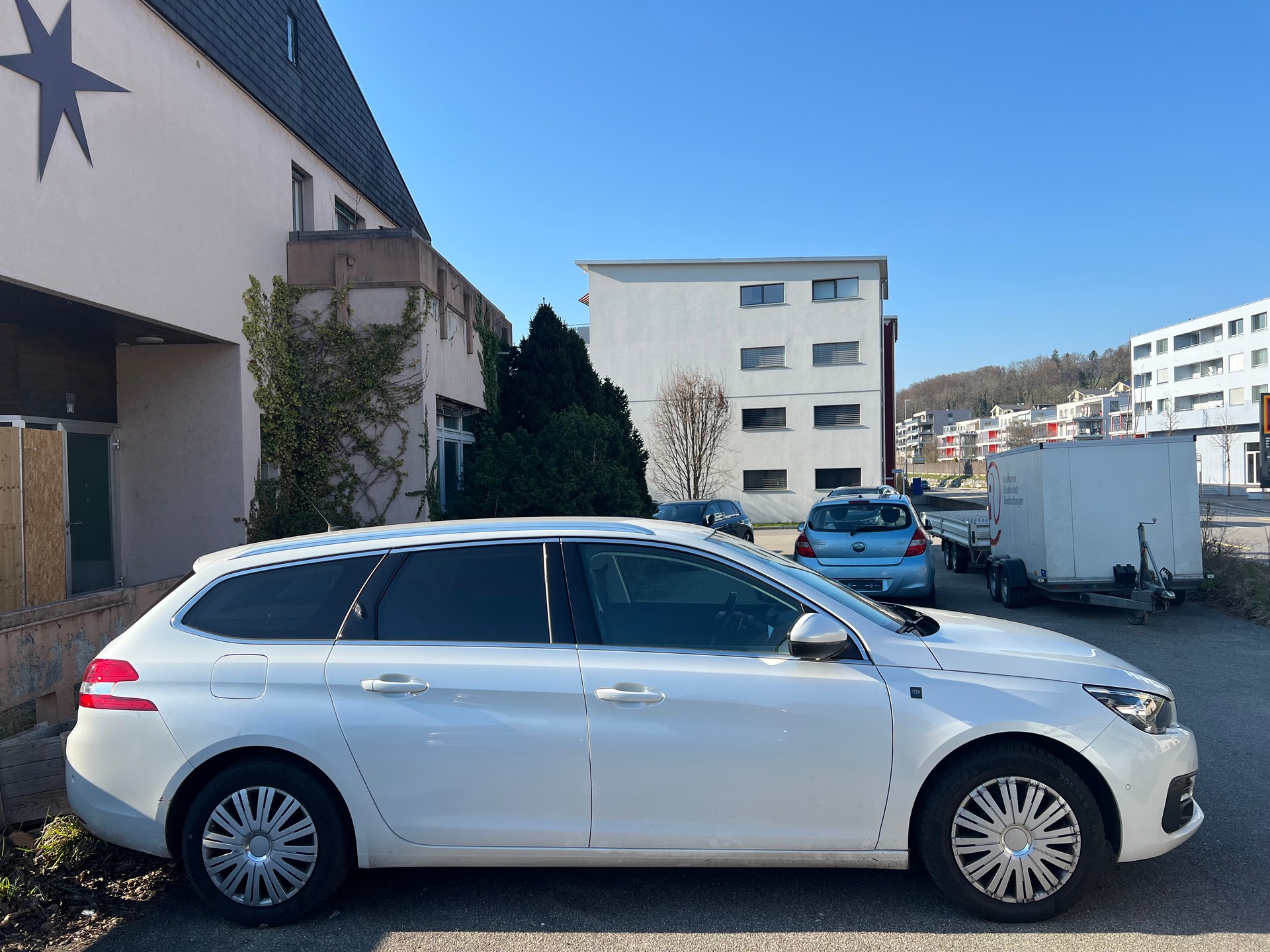 PEUGEOT 308 SW 1.5 BlueHDI Tech Edition EAT8-image-3