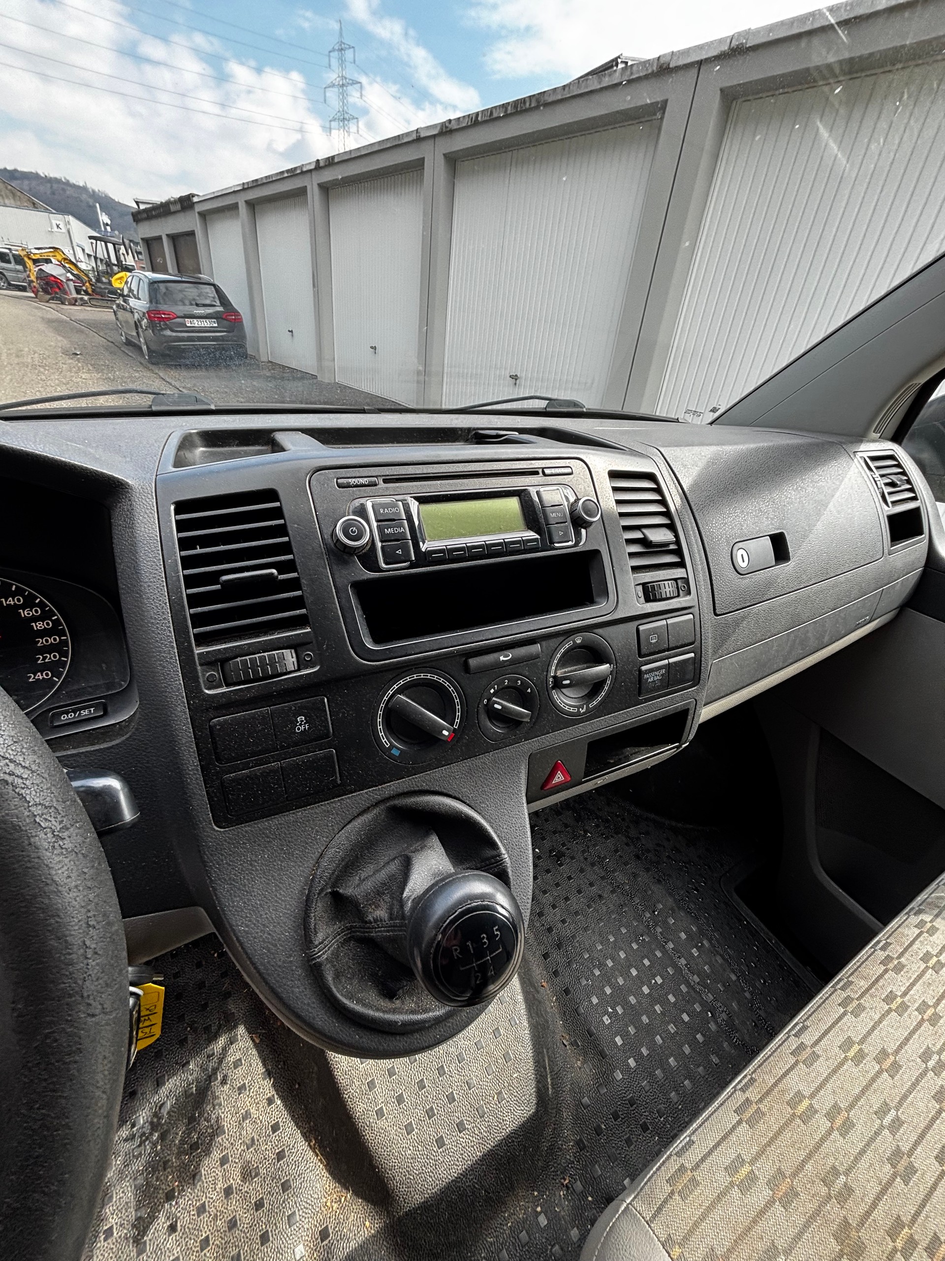 VW T5 2.0 TDI-image-9