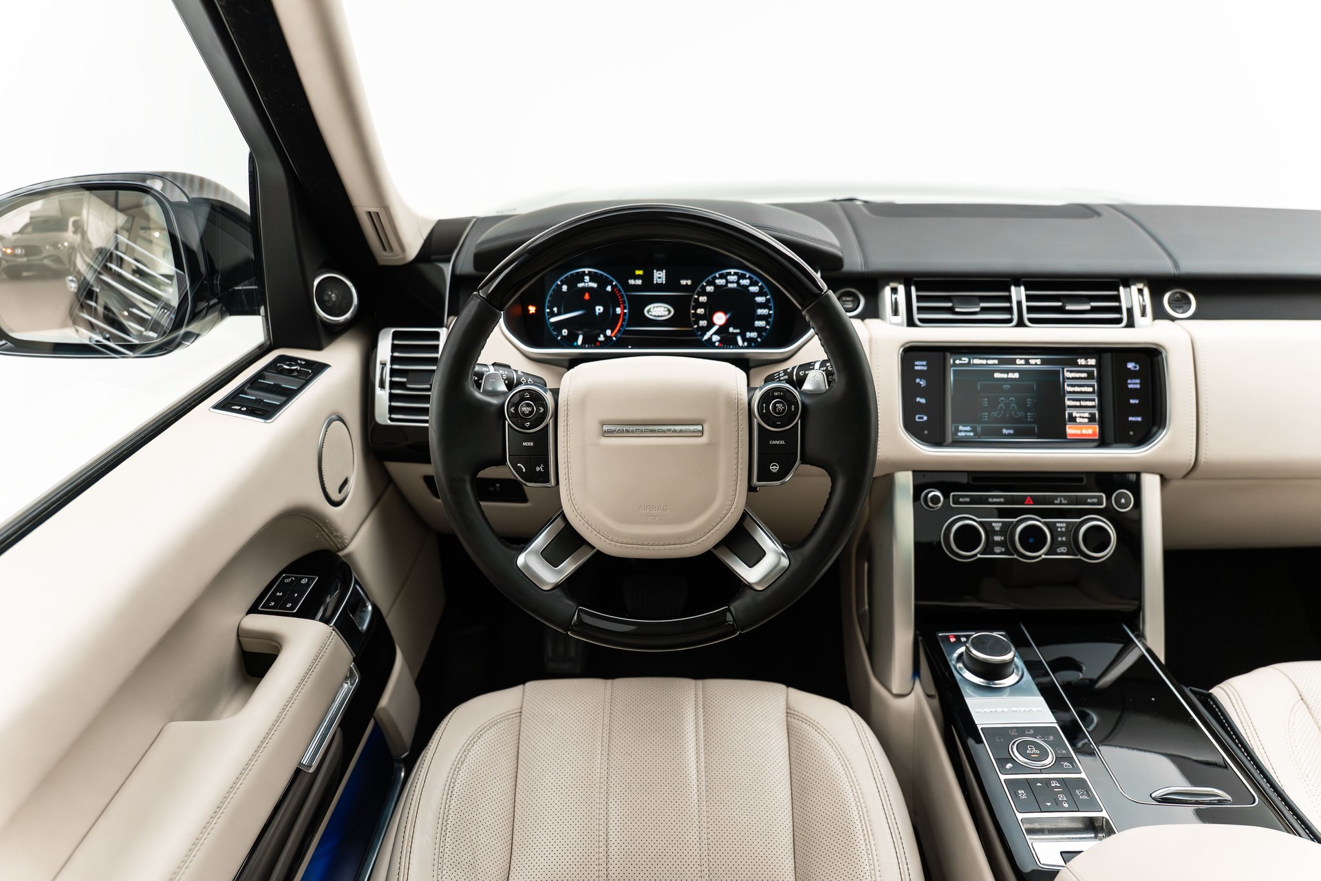 LAND ROVER Range Rover 4.4 SDV8 Autobiography-image-26