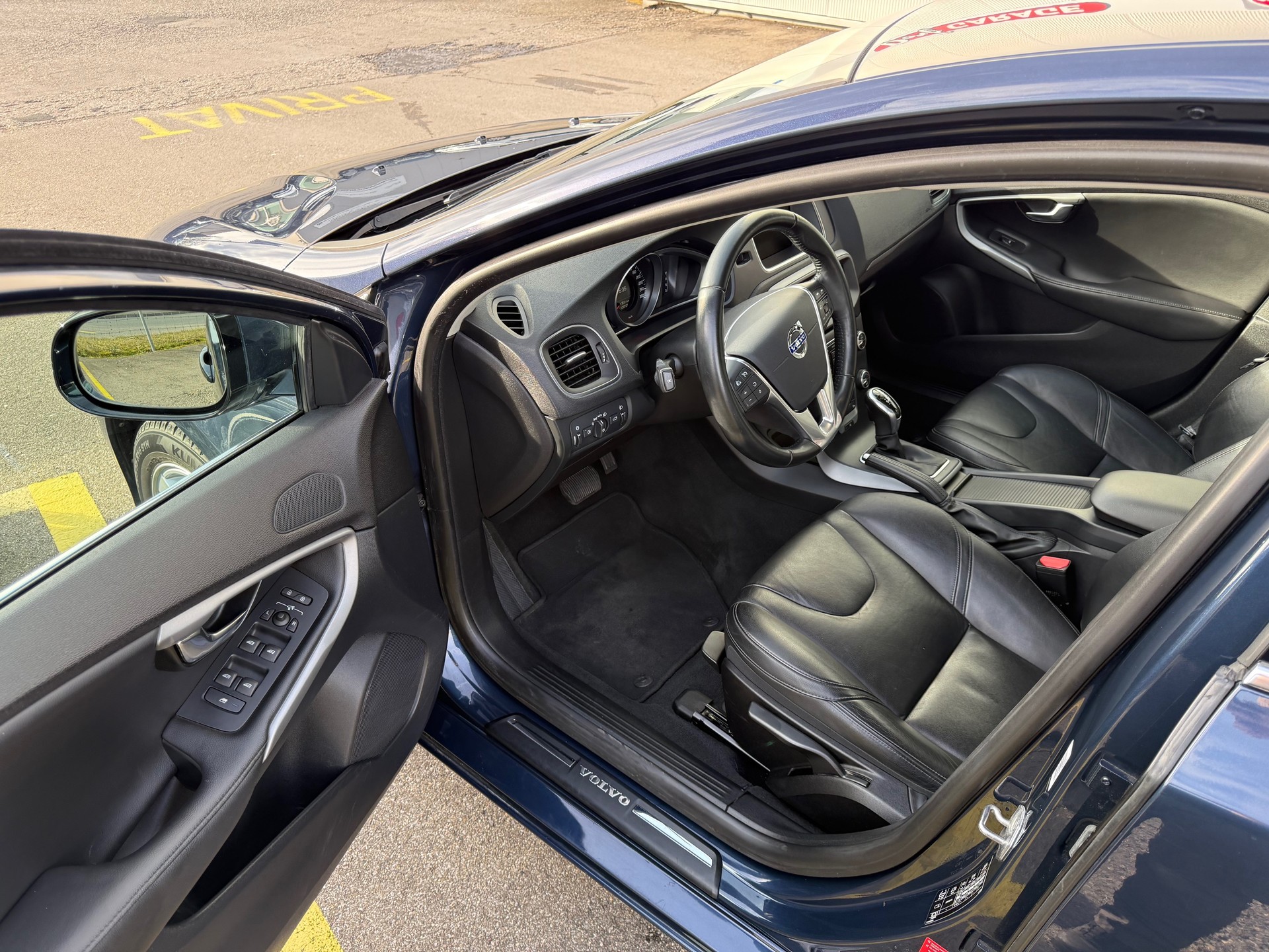 VOLVO V40 D3 Momentum Geartronic-image-5