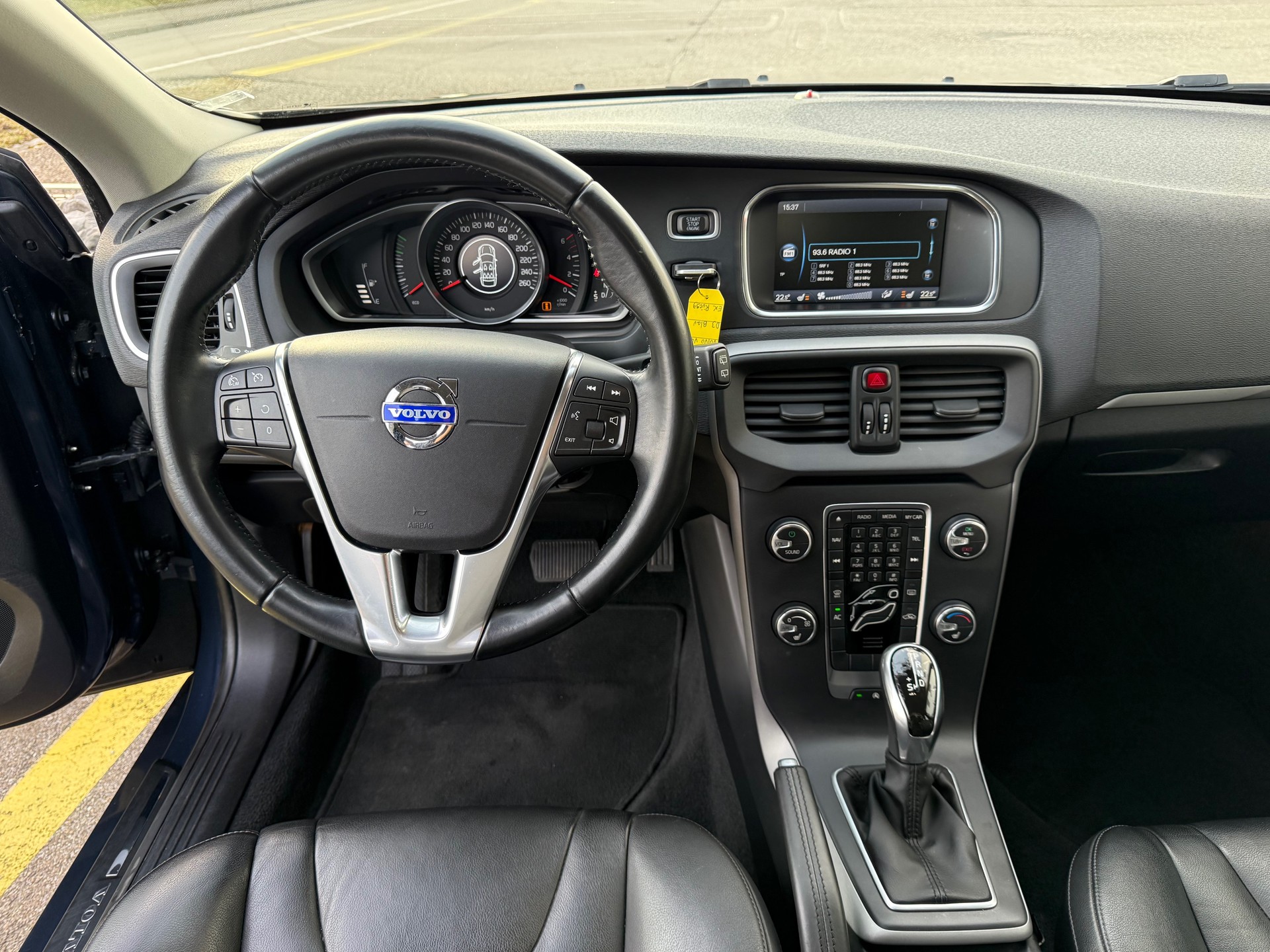 VOLVO V40 D3 Momentum Geartronic-image-8