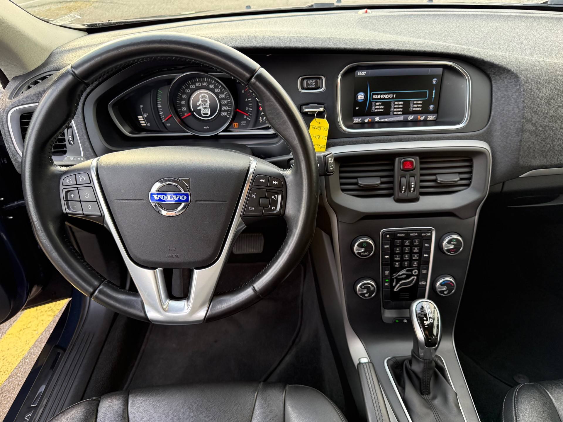 VOLVO V40 D3 Momentum Geartronic-image-9
