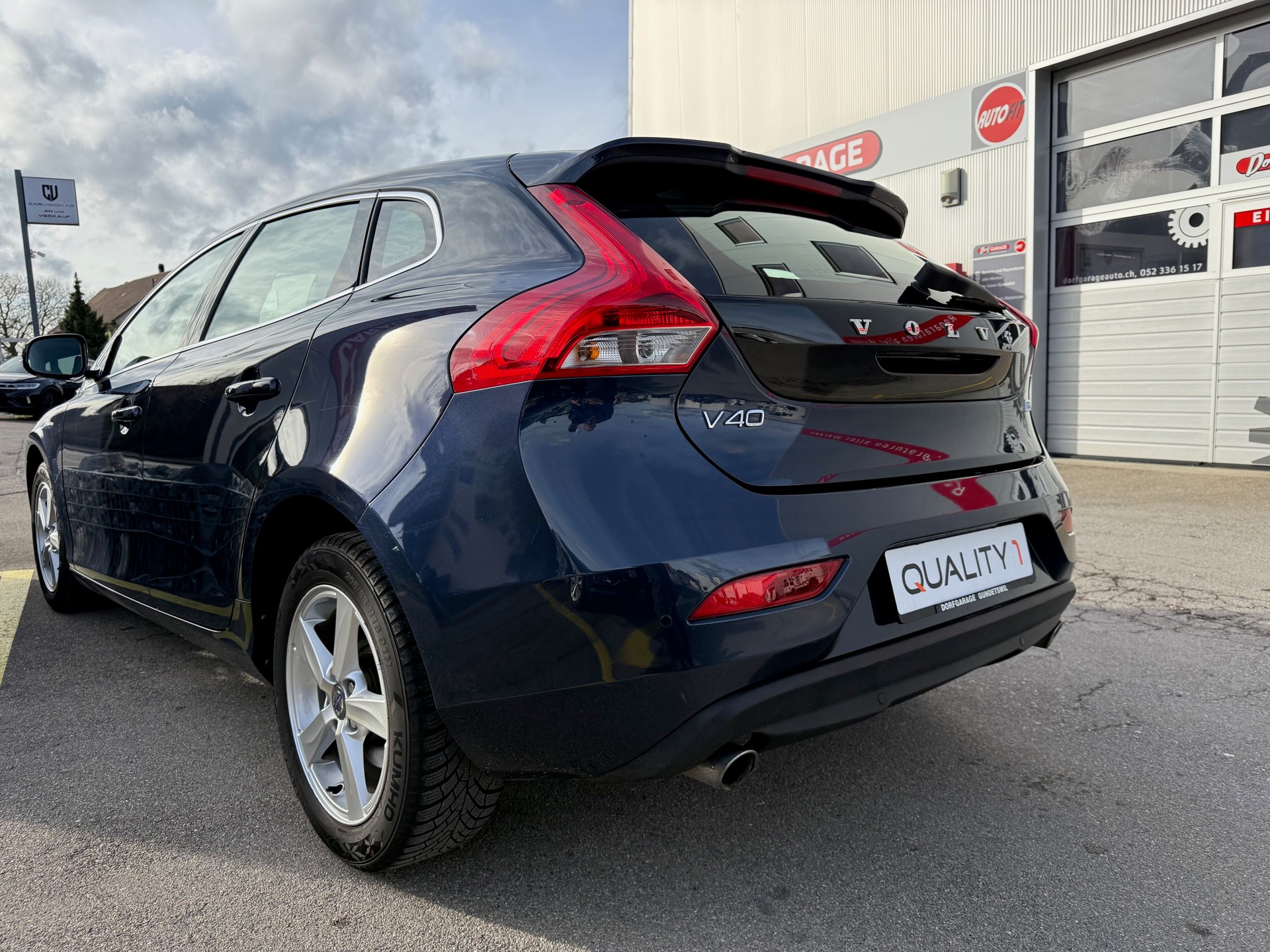 VOLVO V40 D3 Momentum Geartronic-image-3