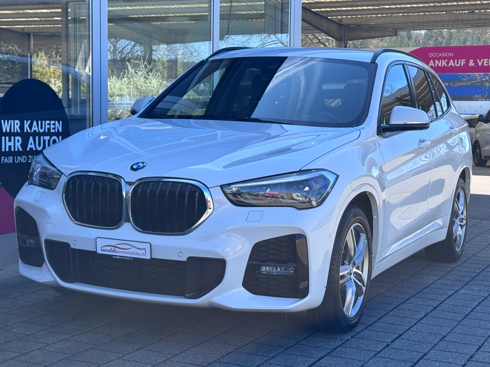 BMW X1 xDrive 18d M-SPORTPAKET++4x4+LED Scheinwerfer+Navi+Rückfahrkamera+Head Up Display+Getönte Scheiben+Komfortzugang+Tempomat+-image-2