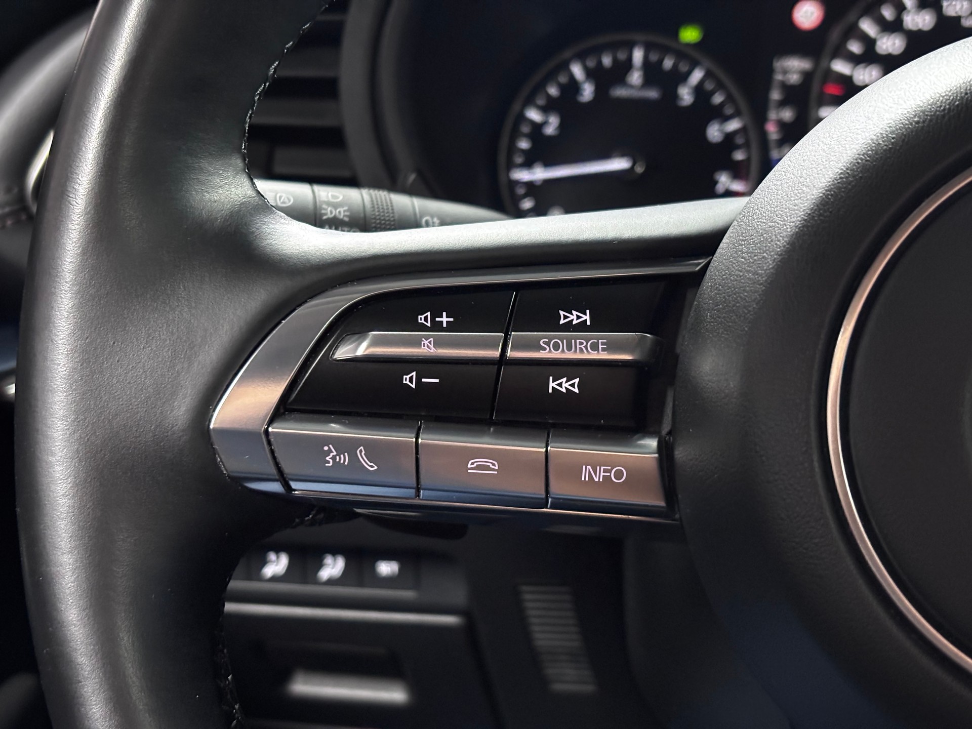 MAZDA 3 Sedan SKYACTIV-X M Hybrid 186 Revolution Automat-image-9