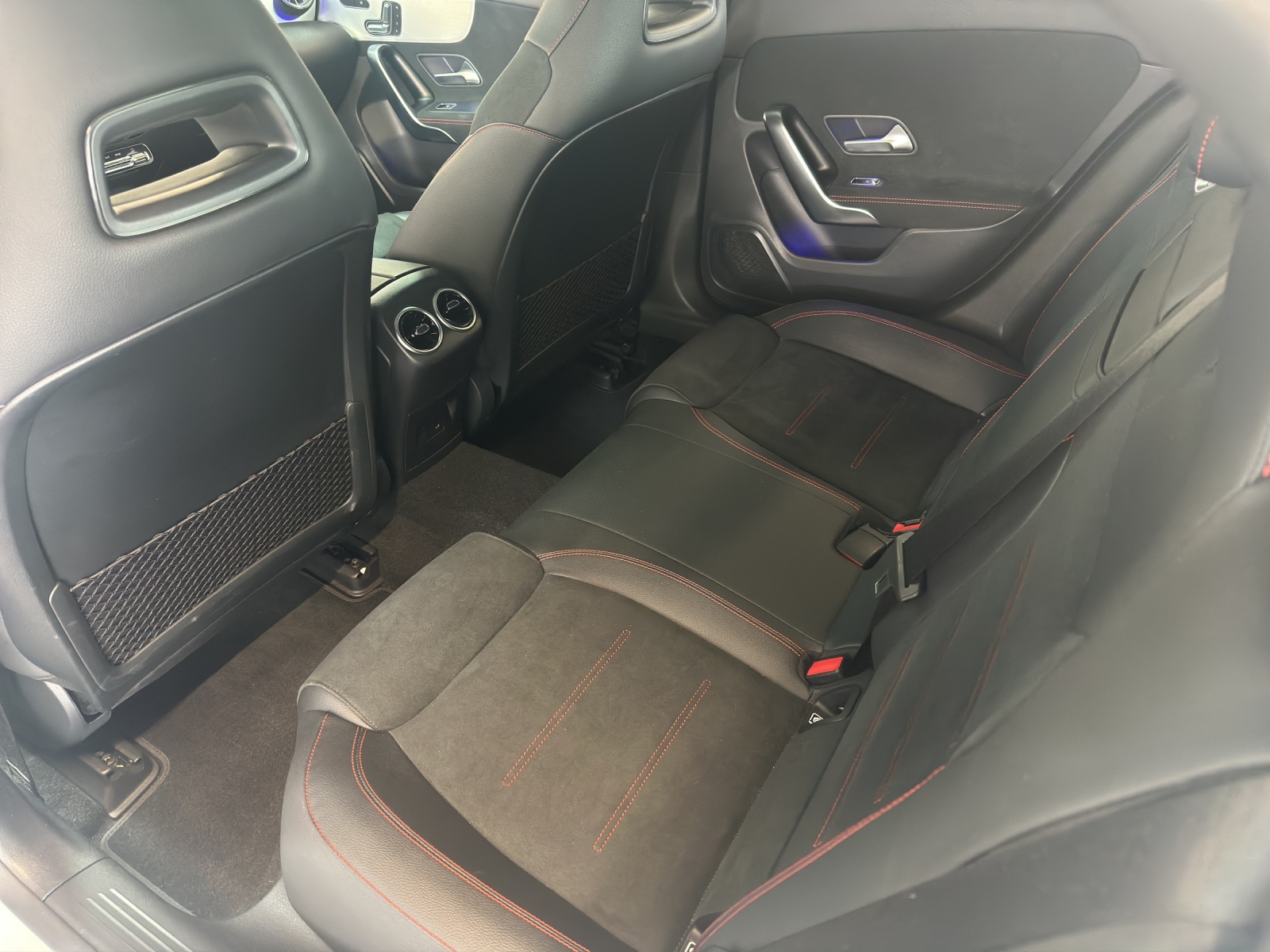 MERCEDES-BENZ A 35 AMG 4Matic Speedshift-image-13