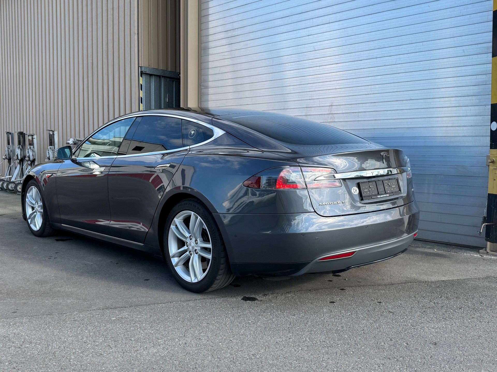 TESLA Model S 85-image-3
