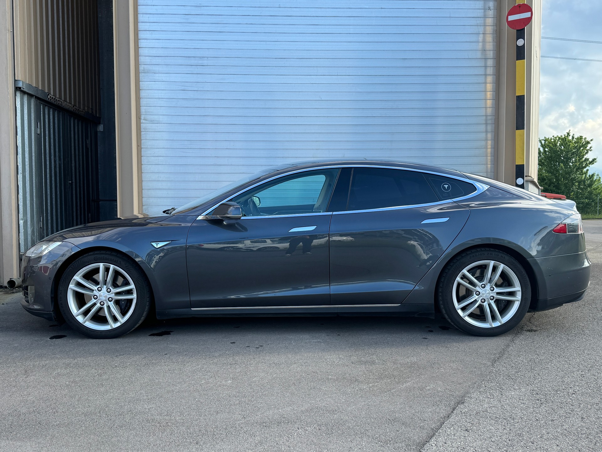 TESLA Model S 85-image-2