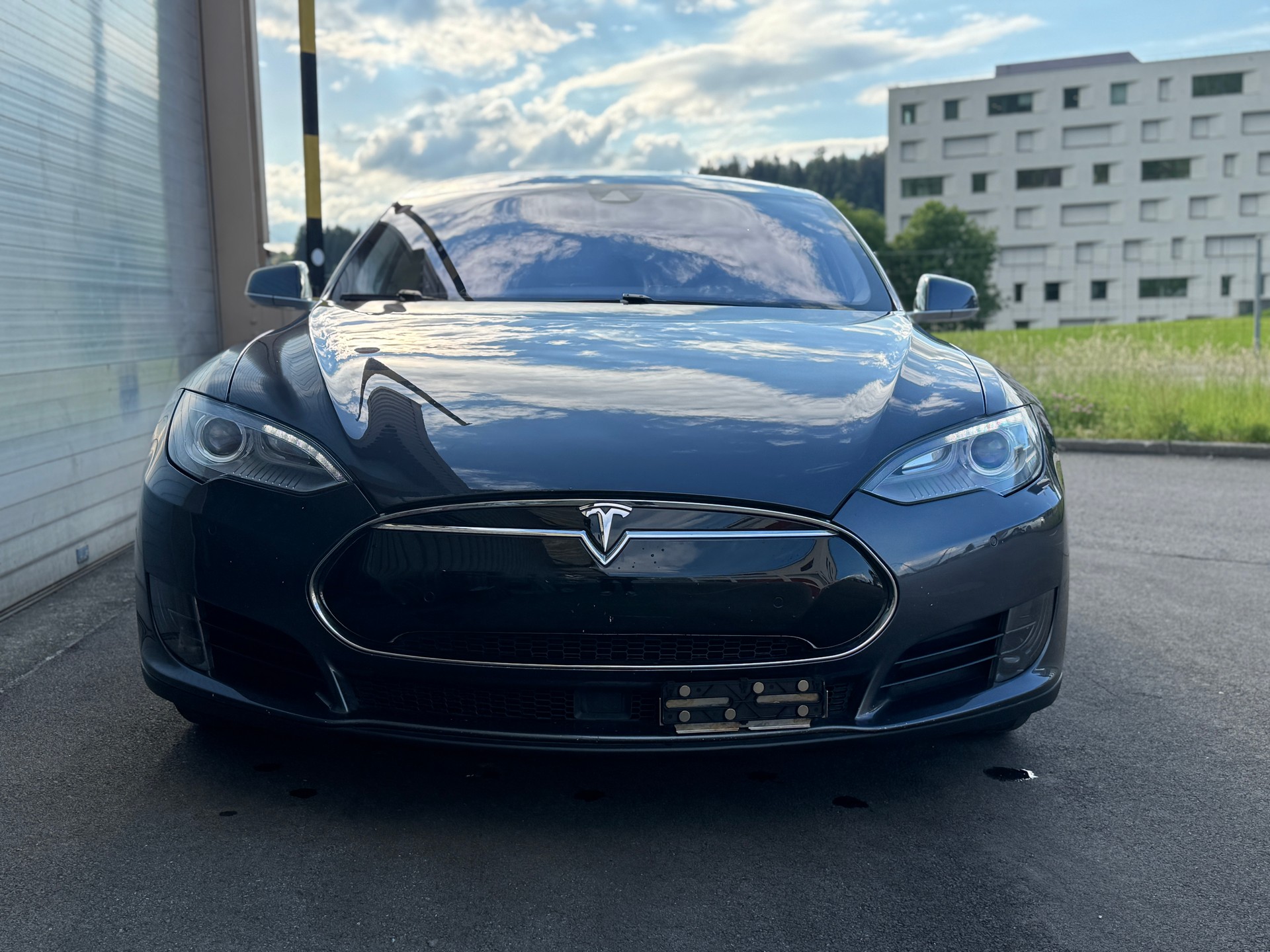 TESLA Model S 85-image-1