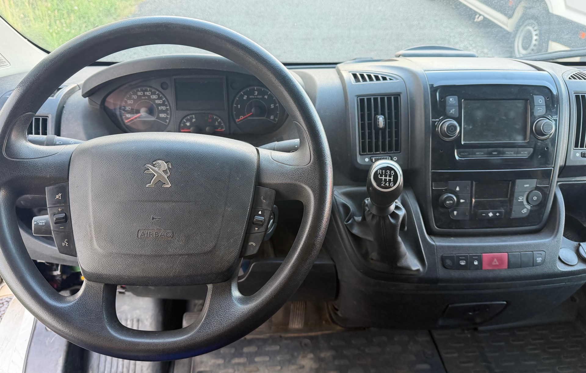 PEUGEOT Boxer 2.2 HDI 335 Premium L2H2-image-9