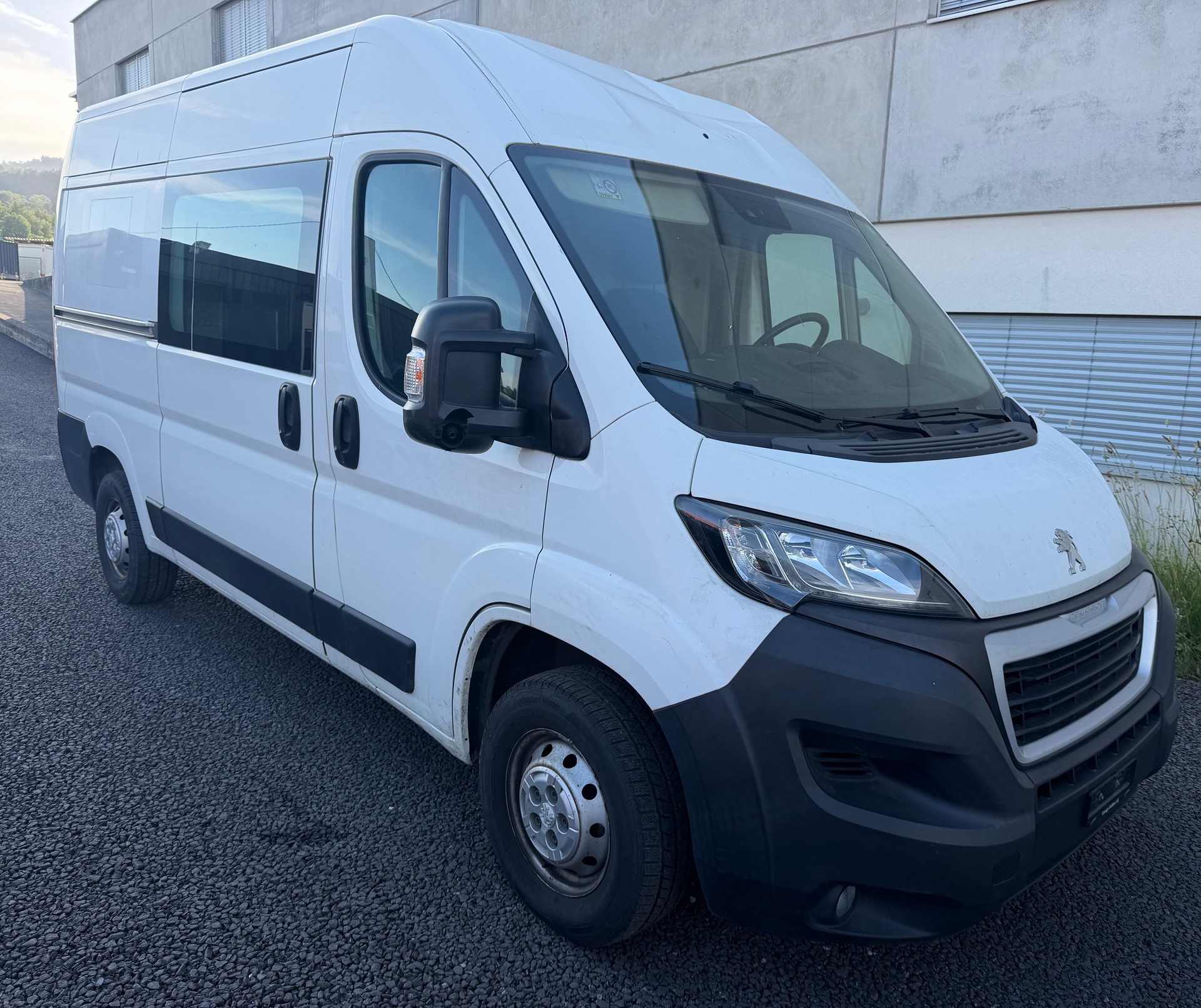 PEUGEOT Boxer 2.2 HDI 335 Premium L2H2-image-0