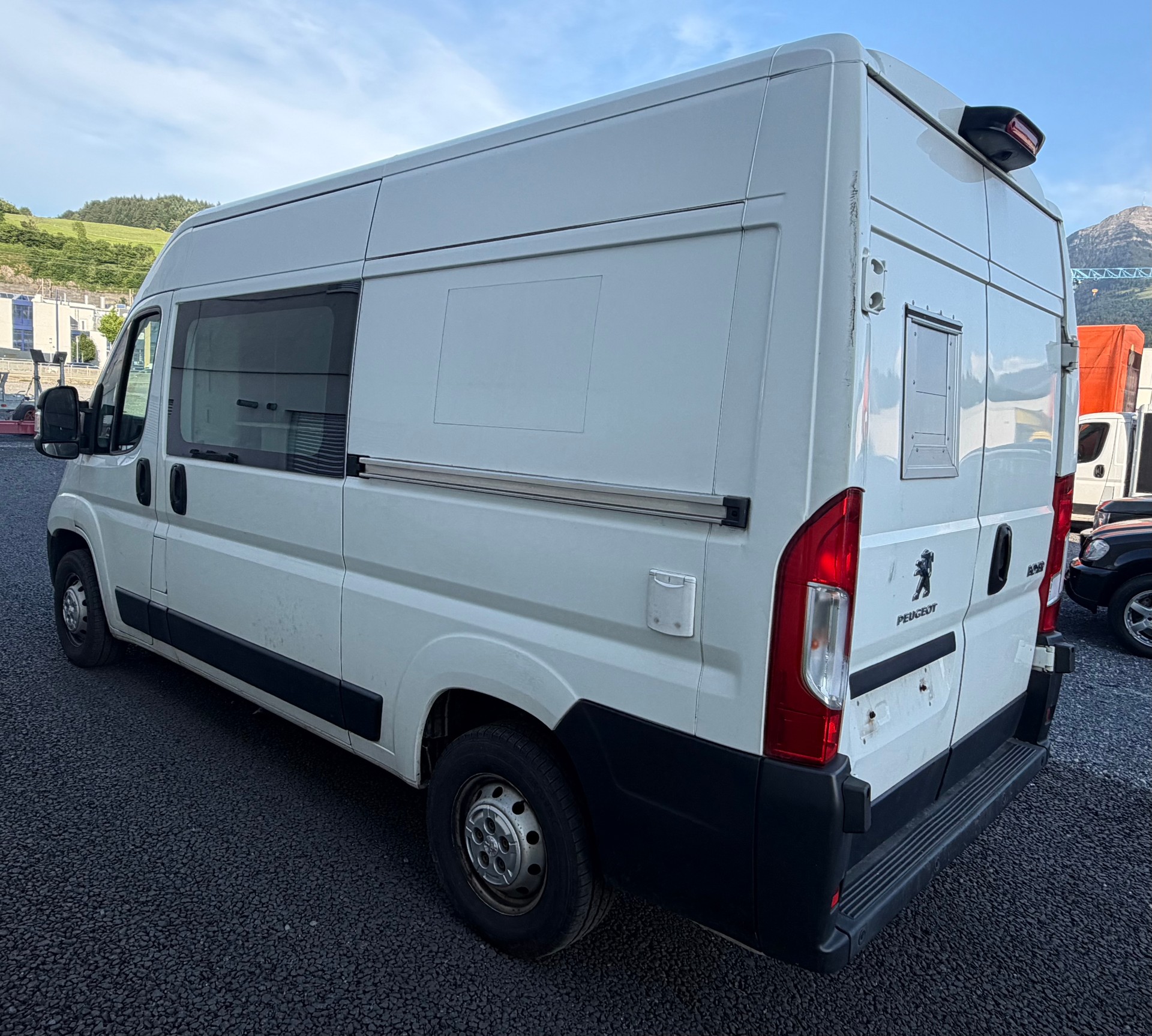 PEUGEOT Boxer 2.2 HDI 335 Premium L2H2-image-4