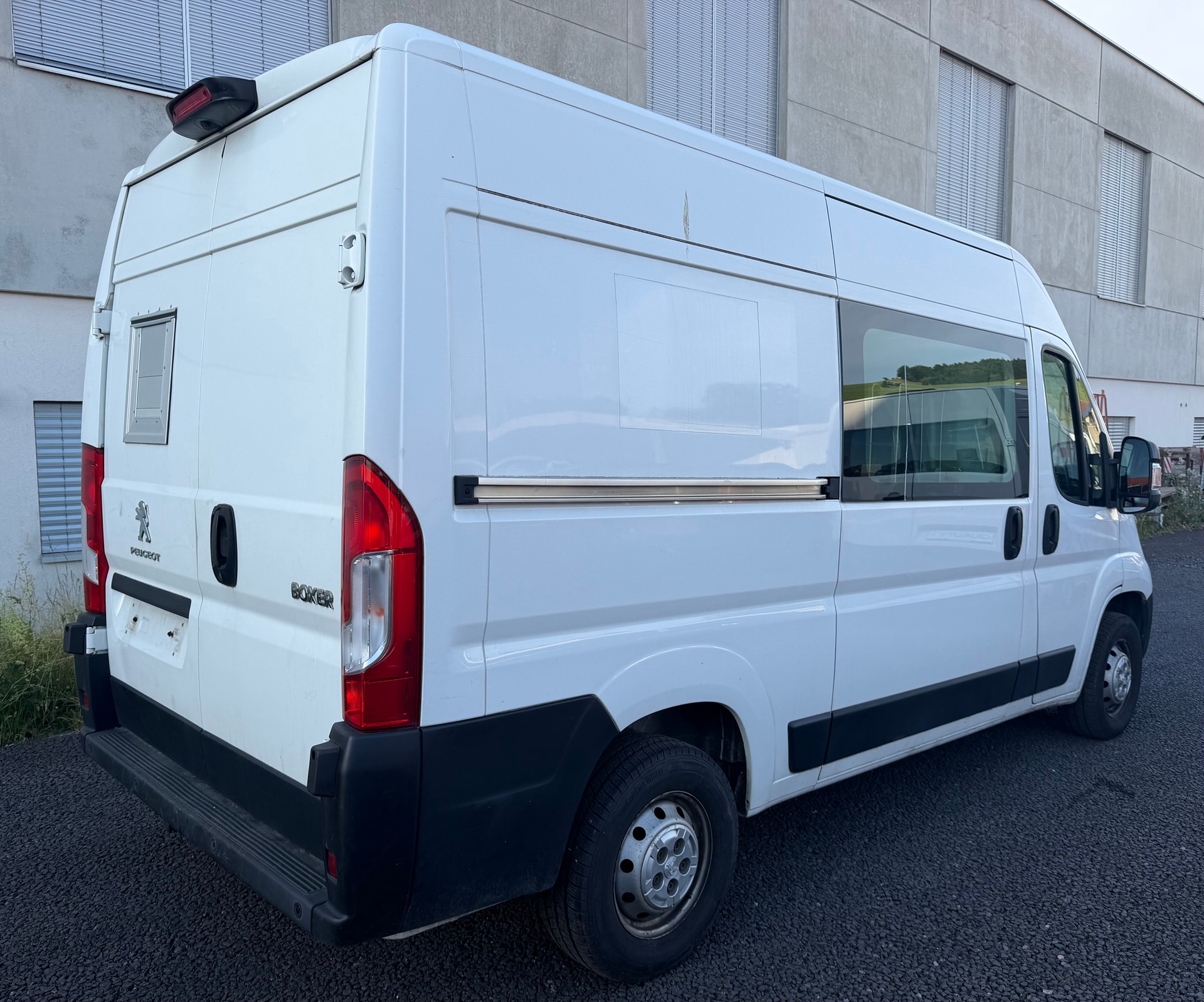 PEUGEOT Boxer 2.2 HDI 335 Premium L2H2-image-2