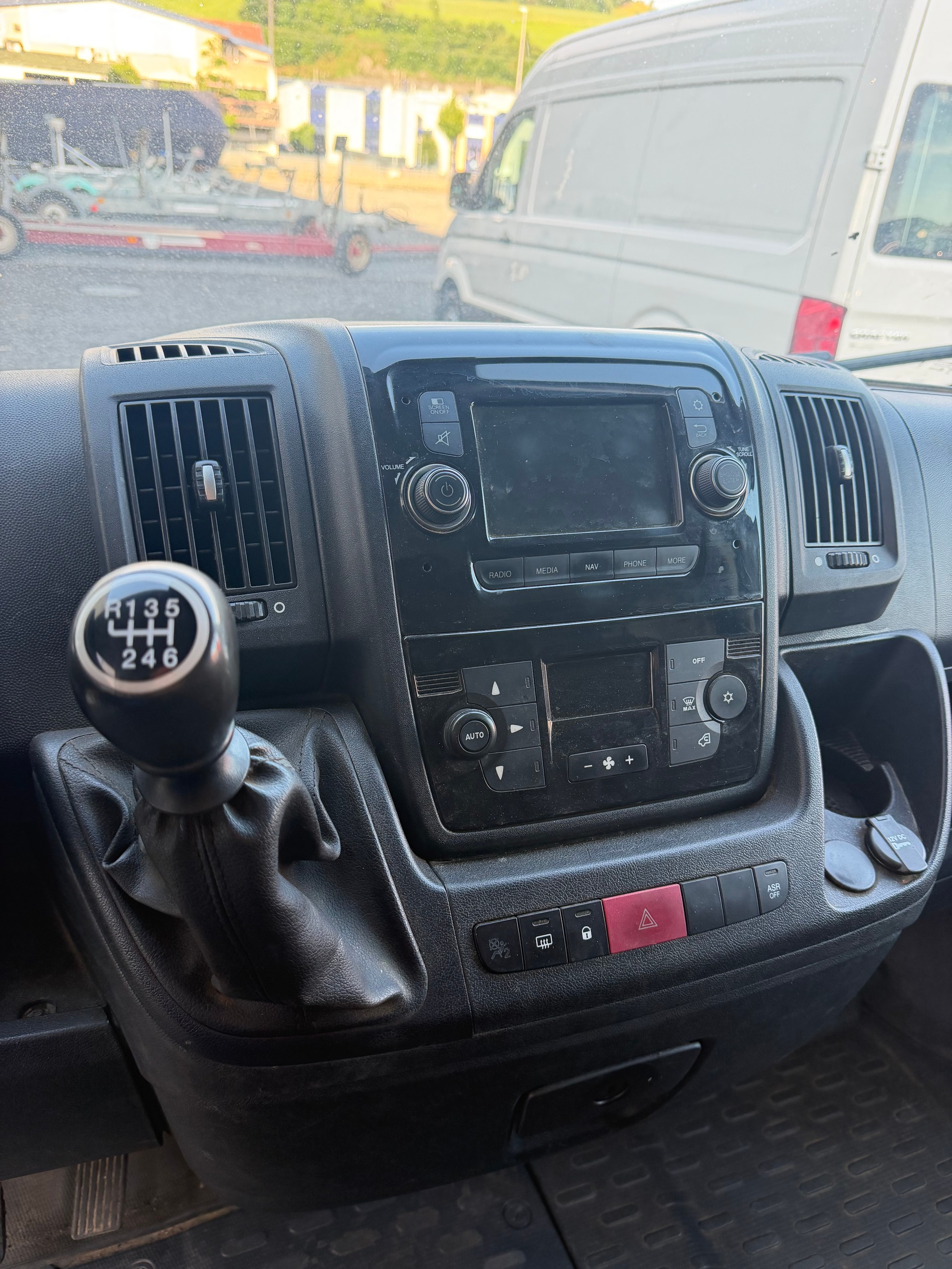 PEUGEOT Boxer 2.2 HDI 335 Premium L2H2-image-10