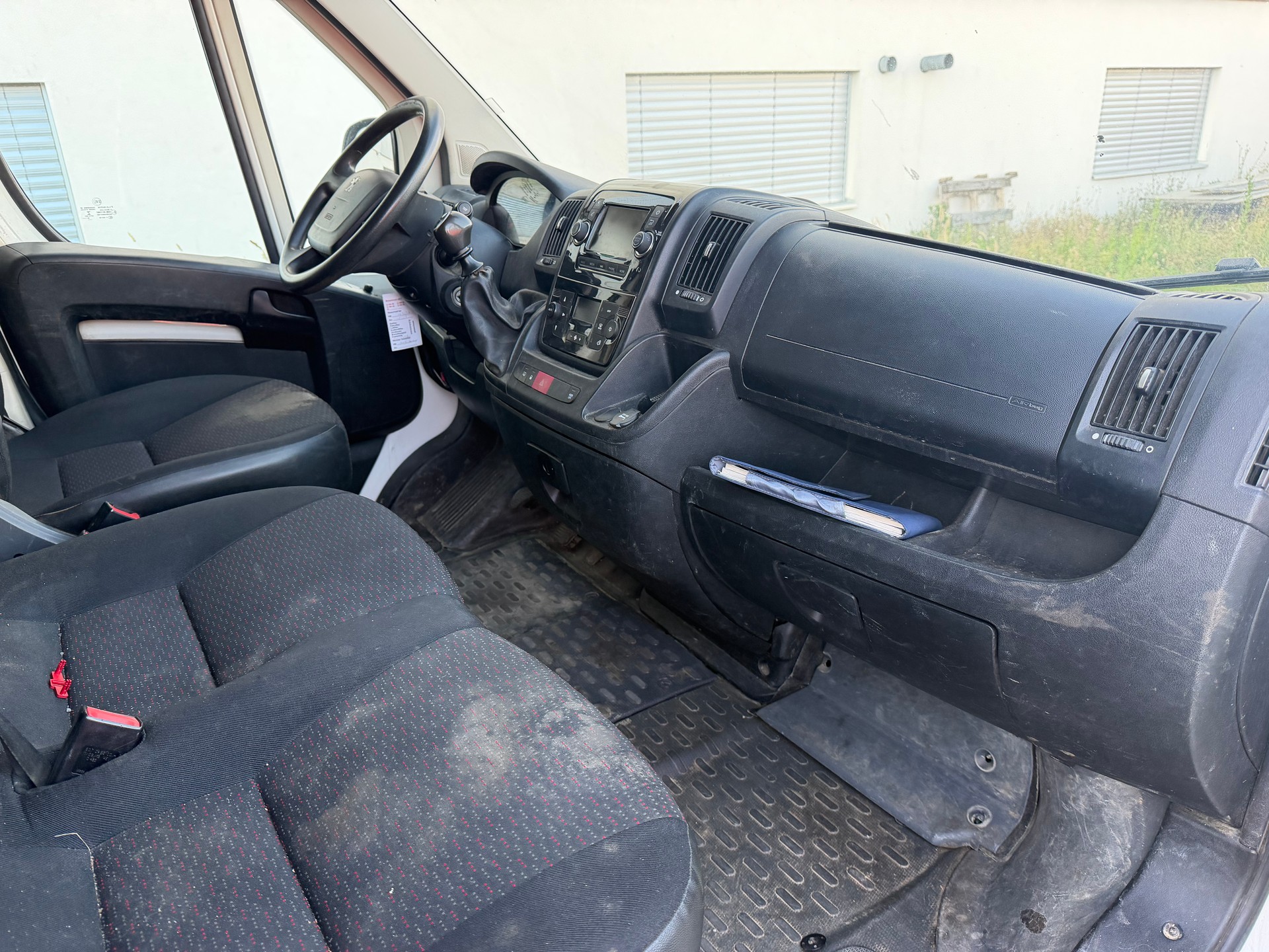 PEUGEOT Boxer 2.2 HDI 335 Premium L2H2-image-11
