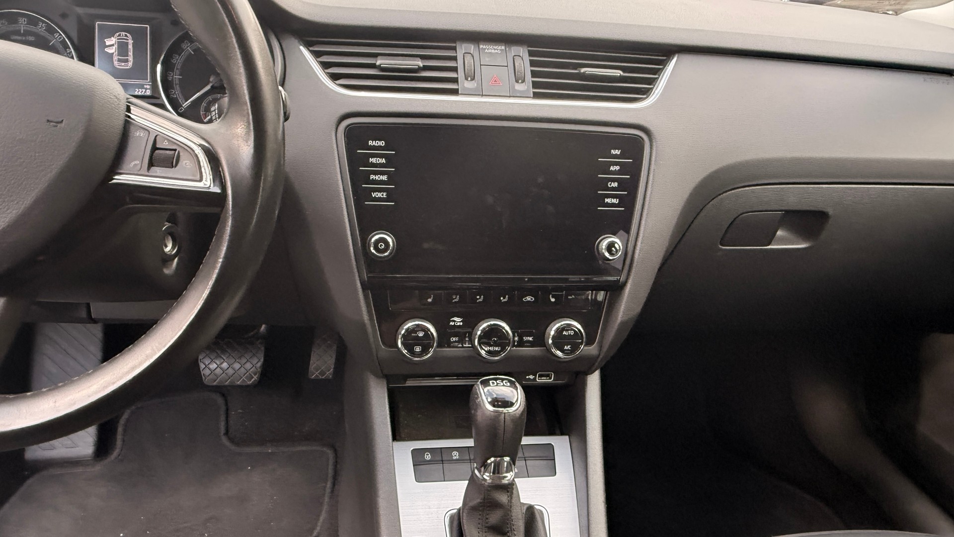 SKODA Octavia Combi 2.0 TDI Clever DSG-image-11