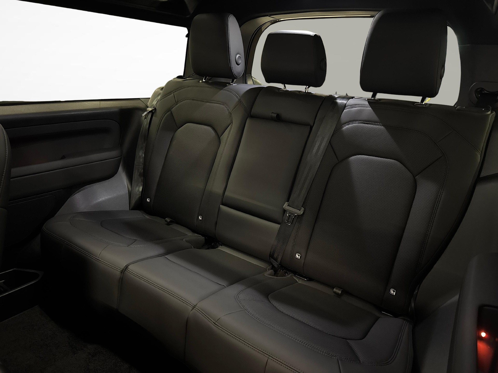 LAND ROVER Defender 90 3.0 D I6 250 X-Dynamic SE-image-12