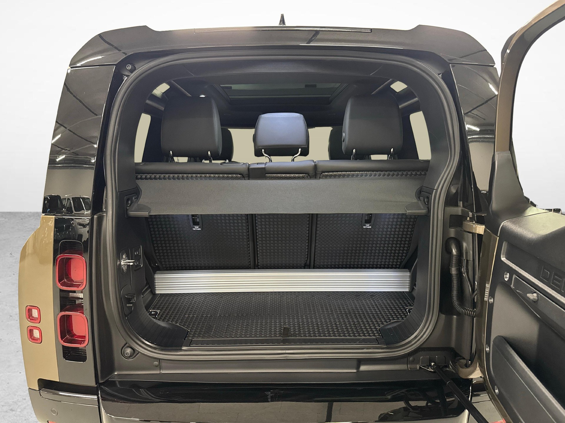 LAND ROVER Defender 90 3.0 D I6 250 X-Dynamic SE-image-13