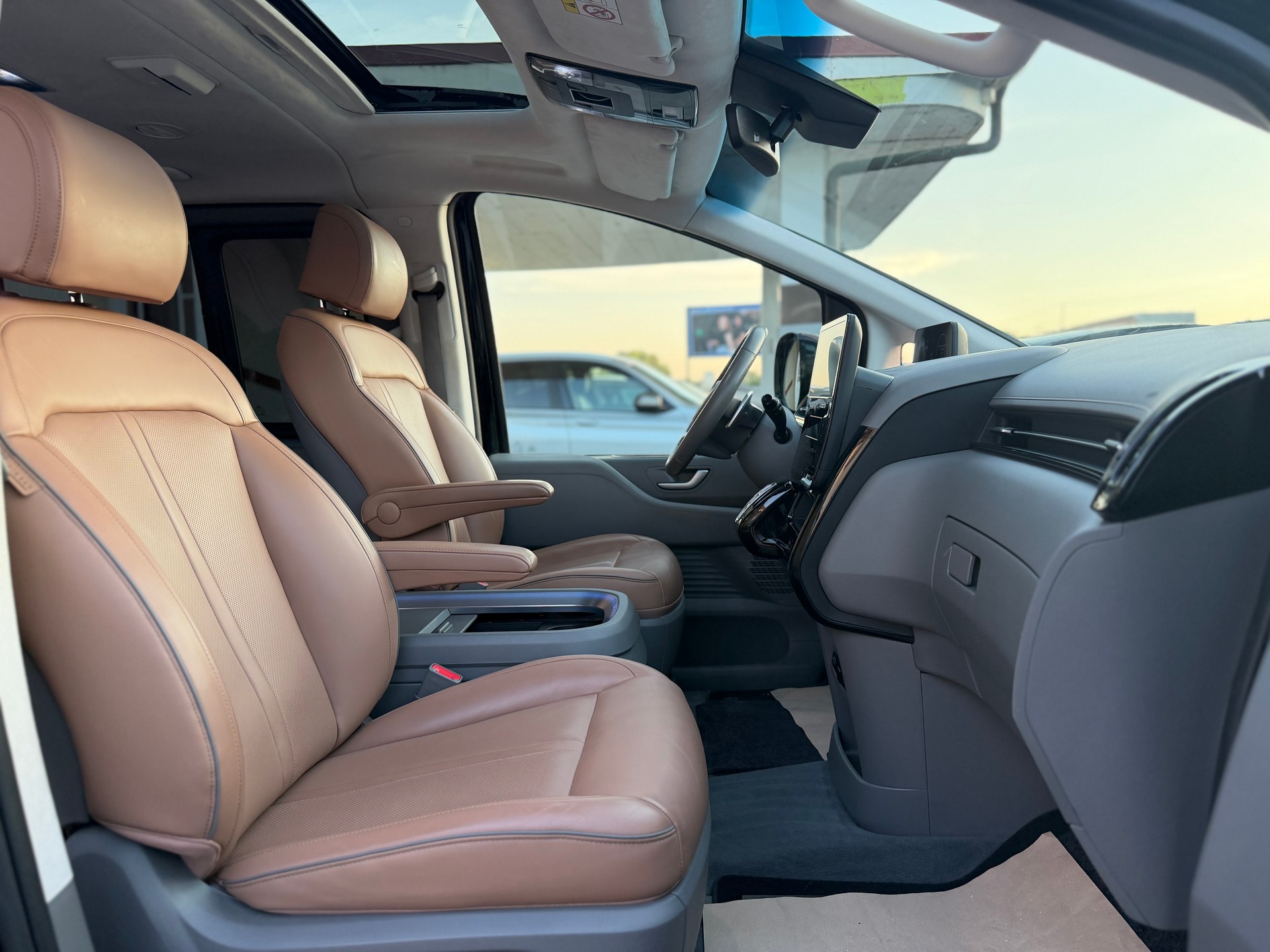 HYUNDAI Staria Premium 2.2 CRDi Vertex 4WD A-image-16