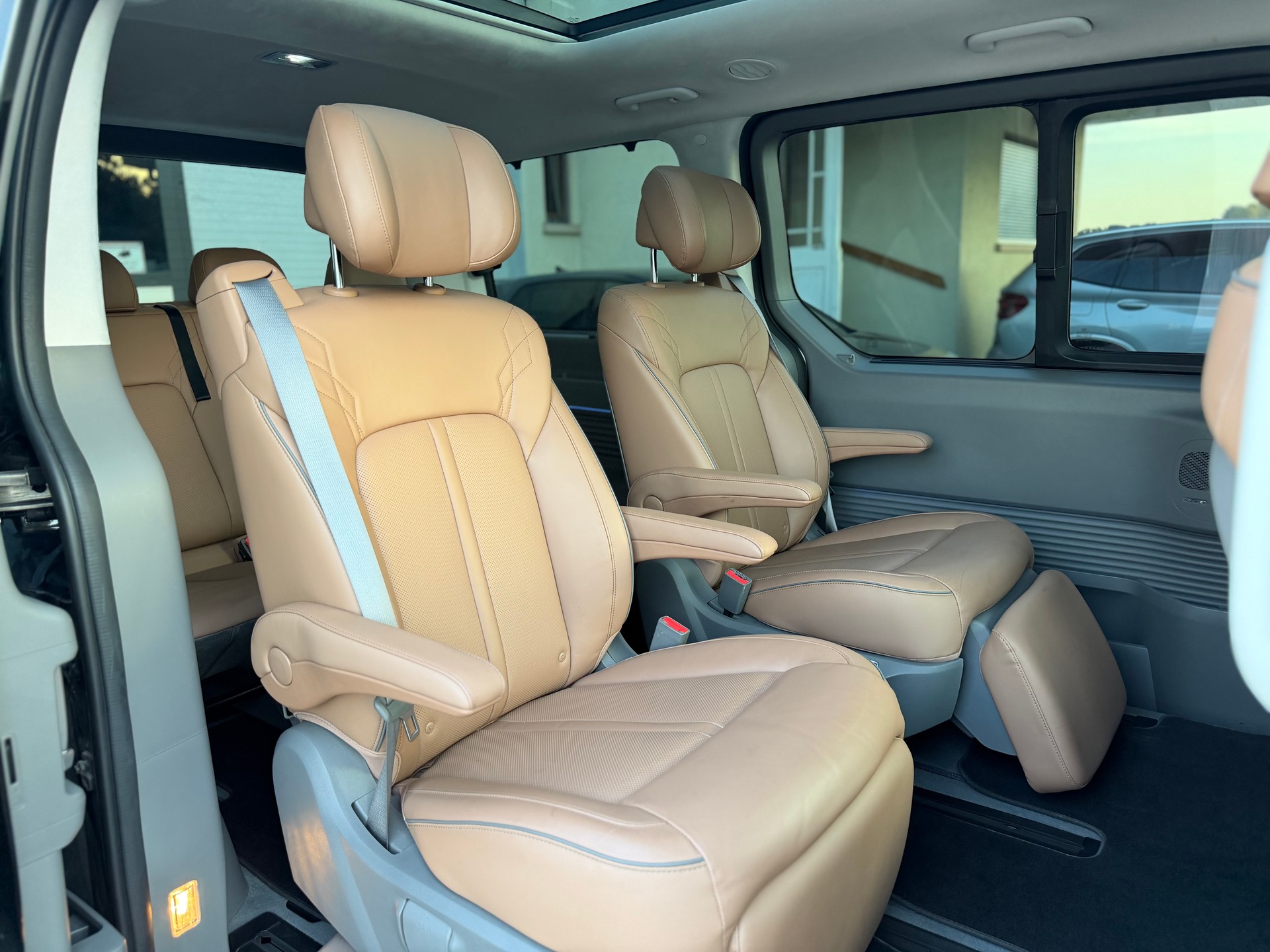 HYUNDAI Staria Premium 2.2 CRDi Vertex 4WD A-image-14