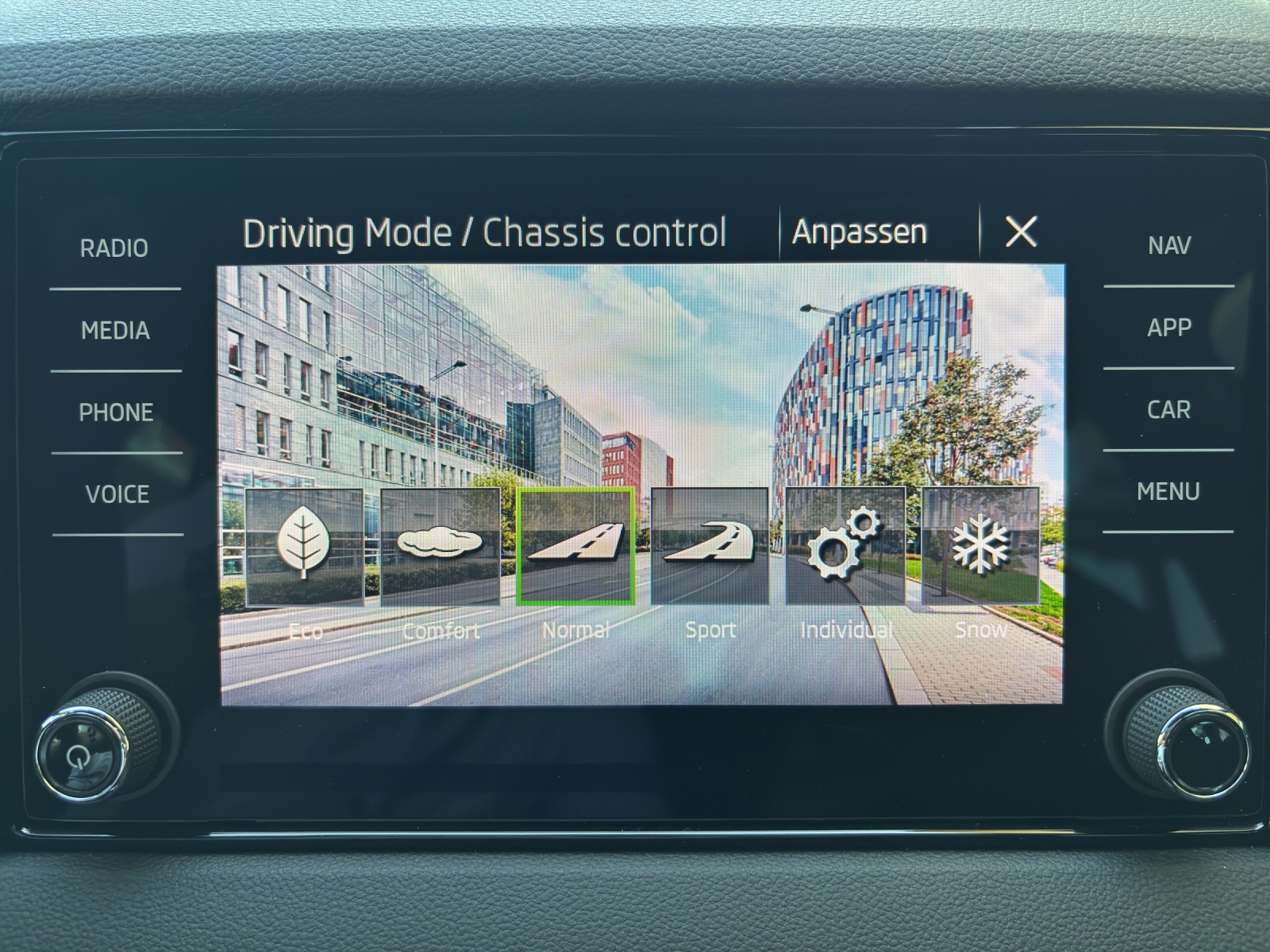 SKODA New Karoq 2.0 TDI CR Sport Line 4x4 DSG mit AHK & Standheizung-image-19