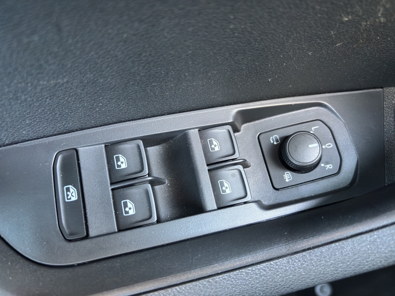 SKODA New Karoq 2.0 TDI CR Sport Line 4x4 DSG mit AHK & Standheizung-image-30