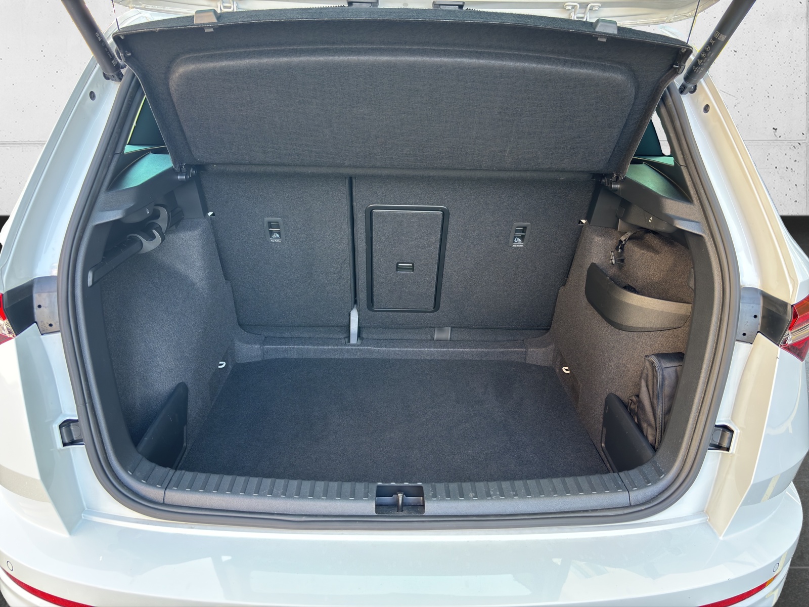 SKODA New Karoq 2.0 TDI CR Sport Line 4x4 DSG mit AHK & Standheizung-image-8