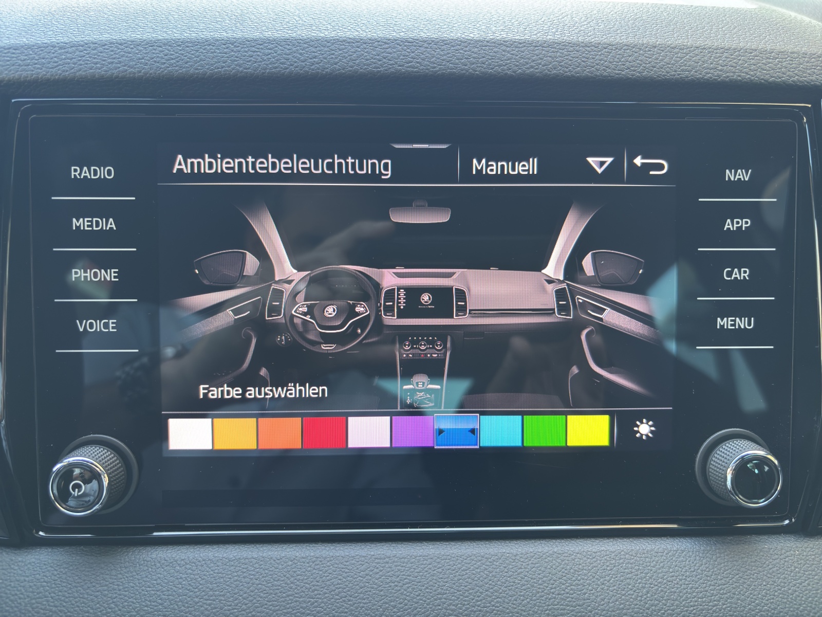 SKODA New Karoq 2.0 TDI CR Sport Line 4x4 DSG mit AHK & Standheizung-image-24
