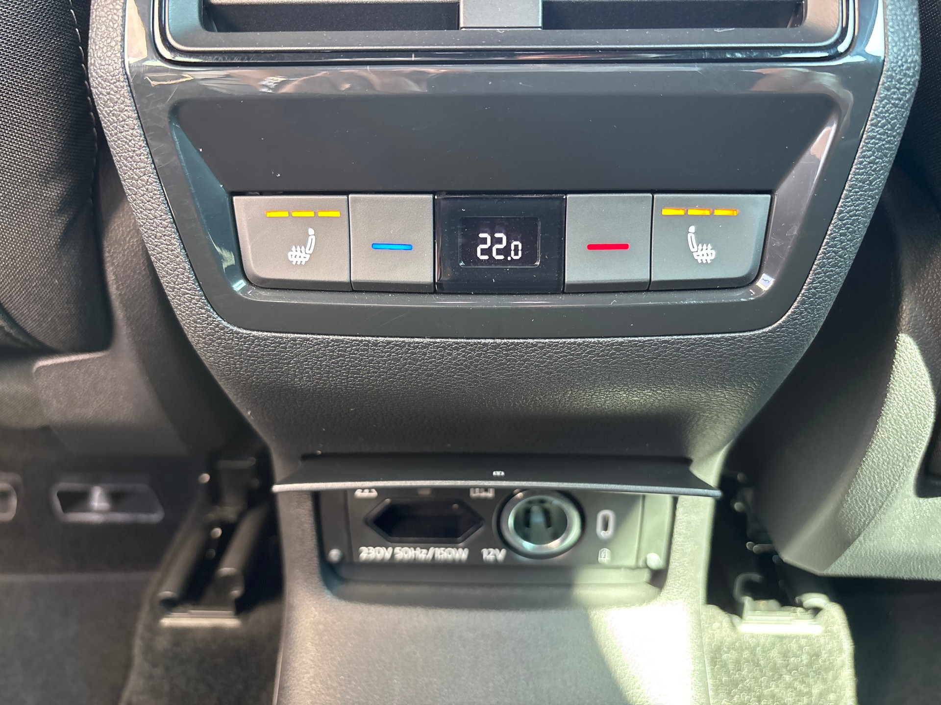 SKODA New Karoq 2.0 TDI CR Sport Line 4x4 DSG mit AHK & Standheizung-image-29