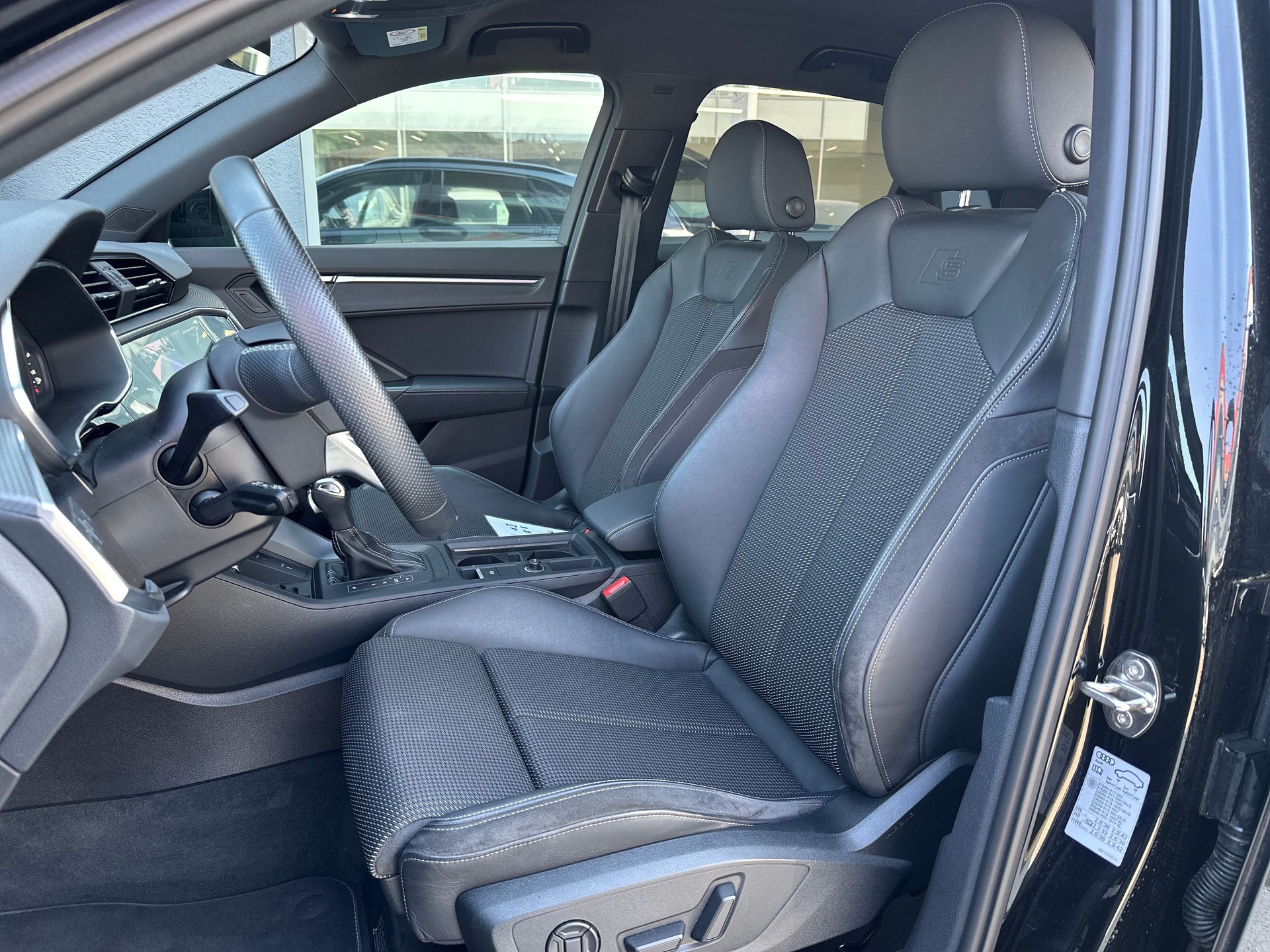 AUDI Q3 45 TFSI e S line S-tronic-image-4
