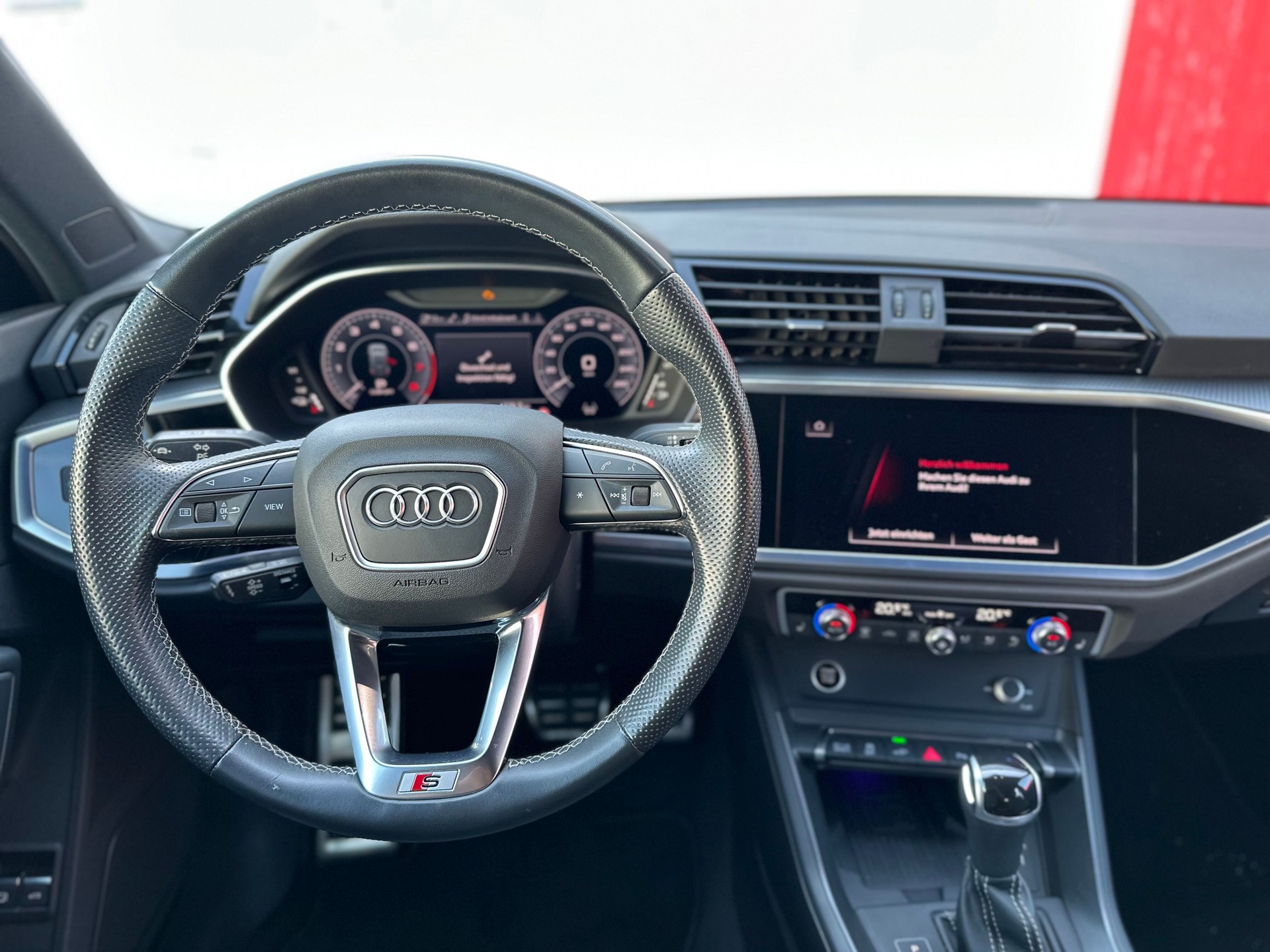 AUDI Q3 45 TFSI e S line S-tronic-image-6