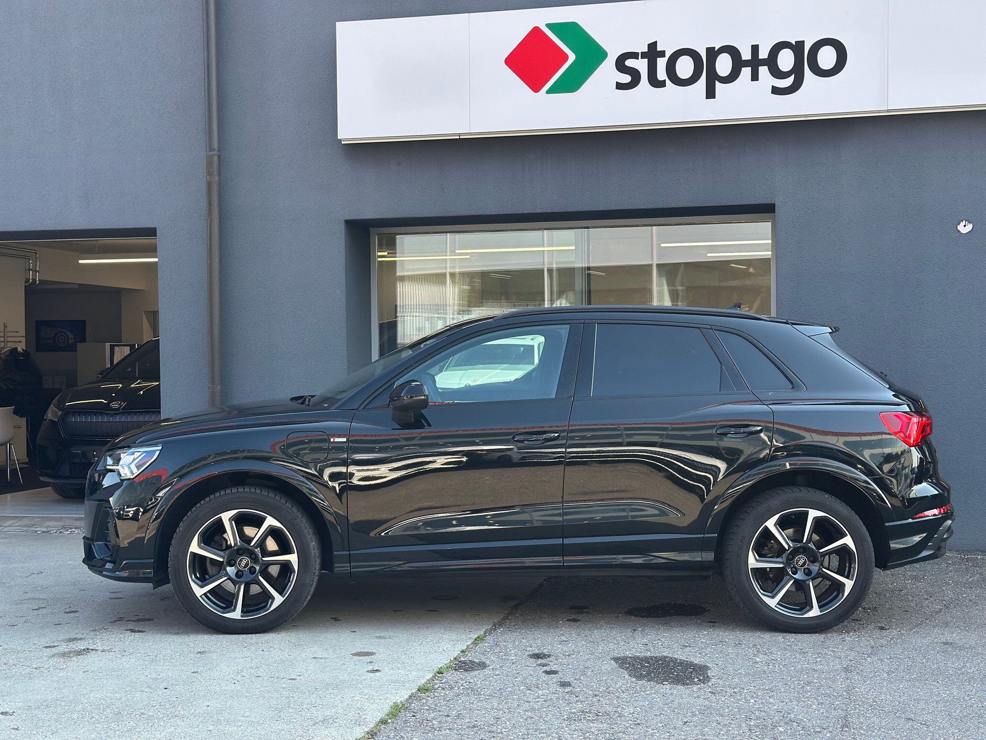 AUDI Q3 45 TFSI e S line S-tronic-image-2