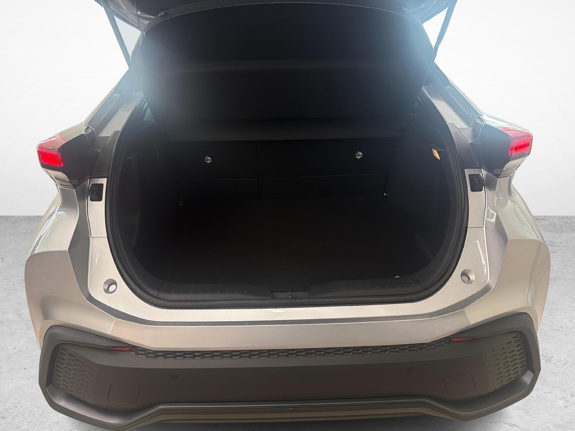 TOYOTA C-HR 2.0 PHEV Swiss Edition-image-12