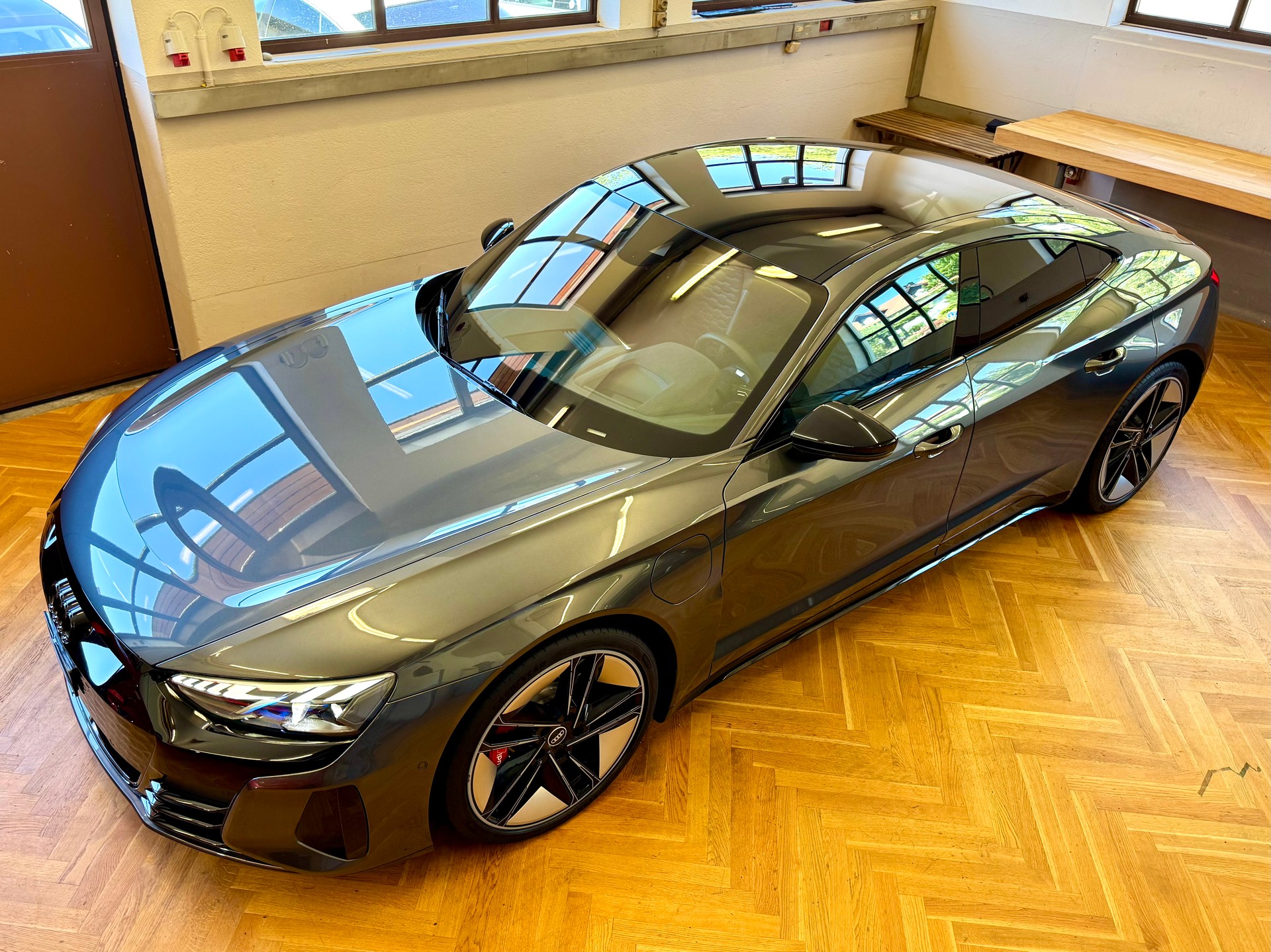 AUDI RS e-tron GT quattro-showroom-element-3
