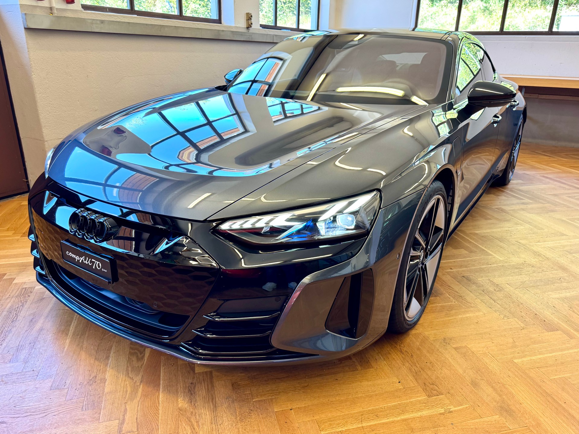 AUDI RS e-tron GT quattro-showroom-element-1