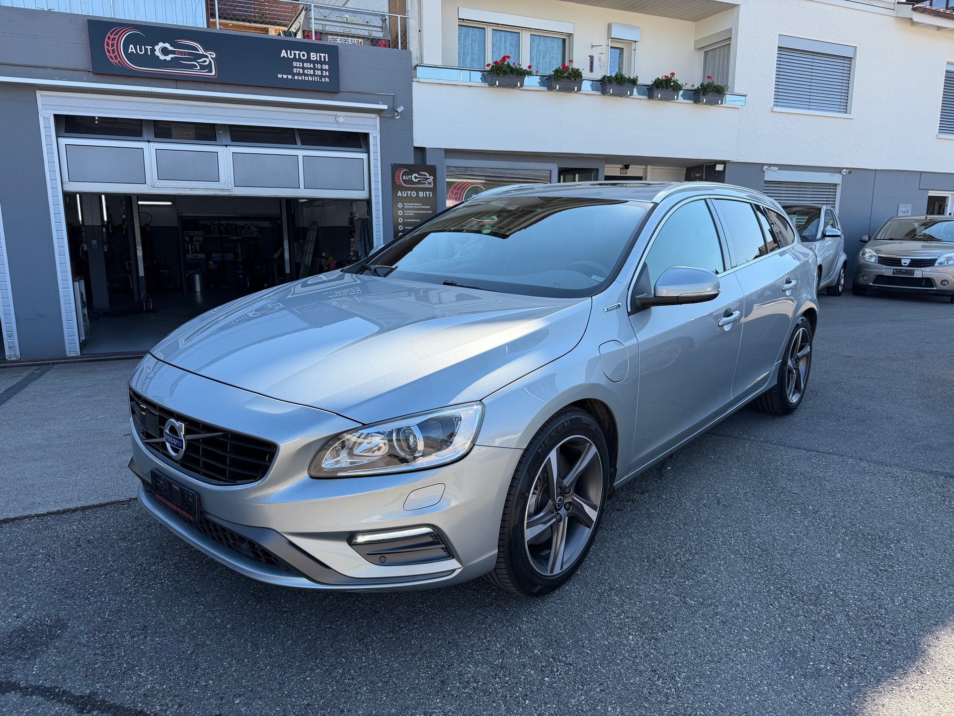 VOLVO V60 D6 AWD Plug-in Hybrid Momentum R-Design-image-0